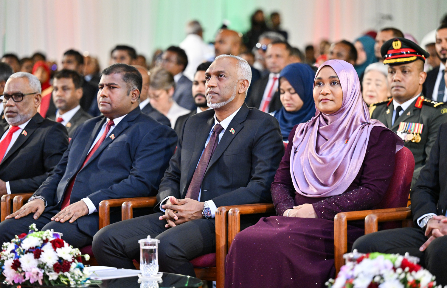 މި އަހަރުގެ ގައުމީ ދުވަހުގެ ރަސްމީ ޖަލްސާގައި ރައީސް މުއިއްޒުގެ ދެކަނބަލުން ބައިވެރިވެވަޑައިގަންނަވަނީ.---ފޮޓޯ: ރައީސް އޮފީސް