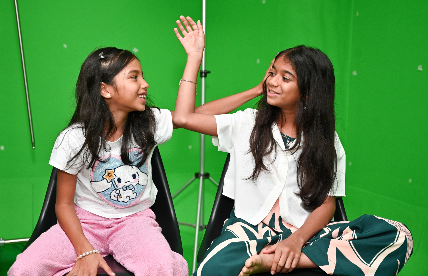 "ރޮބޯމޭން: ދަ މޫވީ"ގެ ލީޑު ރޯލުތައް ކުޅޭ މިޝާ އިސްމާއިލް ނިޔާޒާއި އަމީލިއާ ނަސްރުﷲ ޝަކީބް "މިހާރު"އަށް އިންޓަވިއު ދެނީ.-- ފޮޓޯ: ނިޝާން އަލީ | މިހާރު