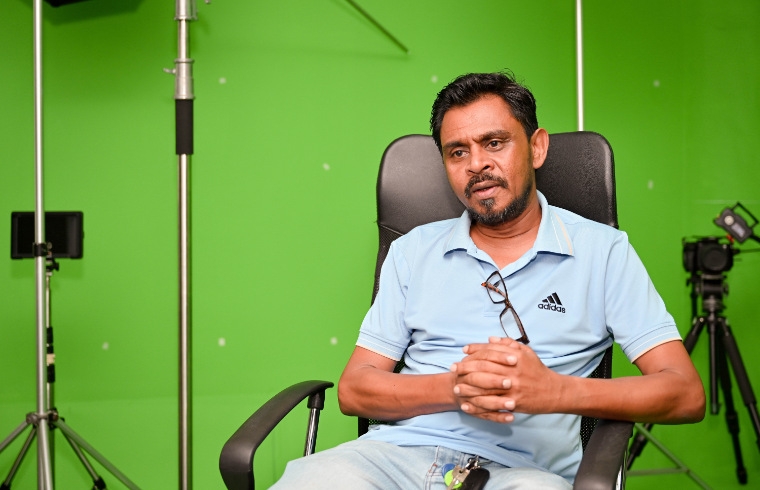 "ރޮބޯމޭން: ދަ މޫވީ"ގެ ޑައިރެކްޓަރު އިބްރާހިމް ވިސާމް (ކަނޑި) "މިހާރު"އަށް އިންޓަވިއު ދެނީ.-- ފޮޓޯ: ނިޝާން އަލީ | މިހާރު