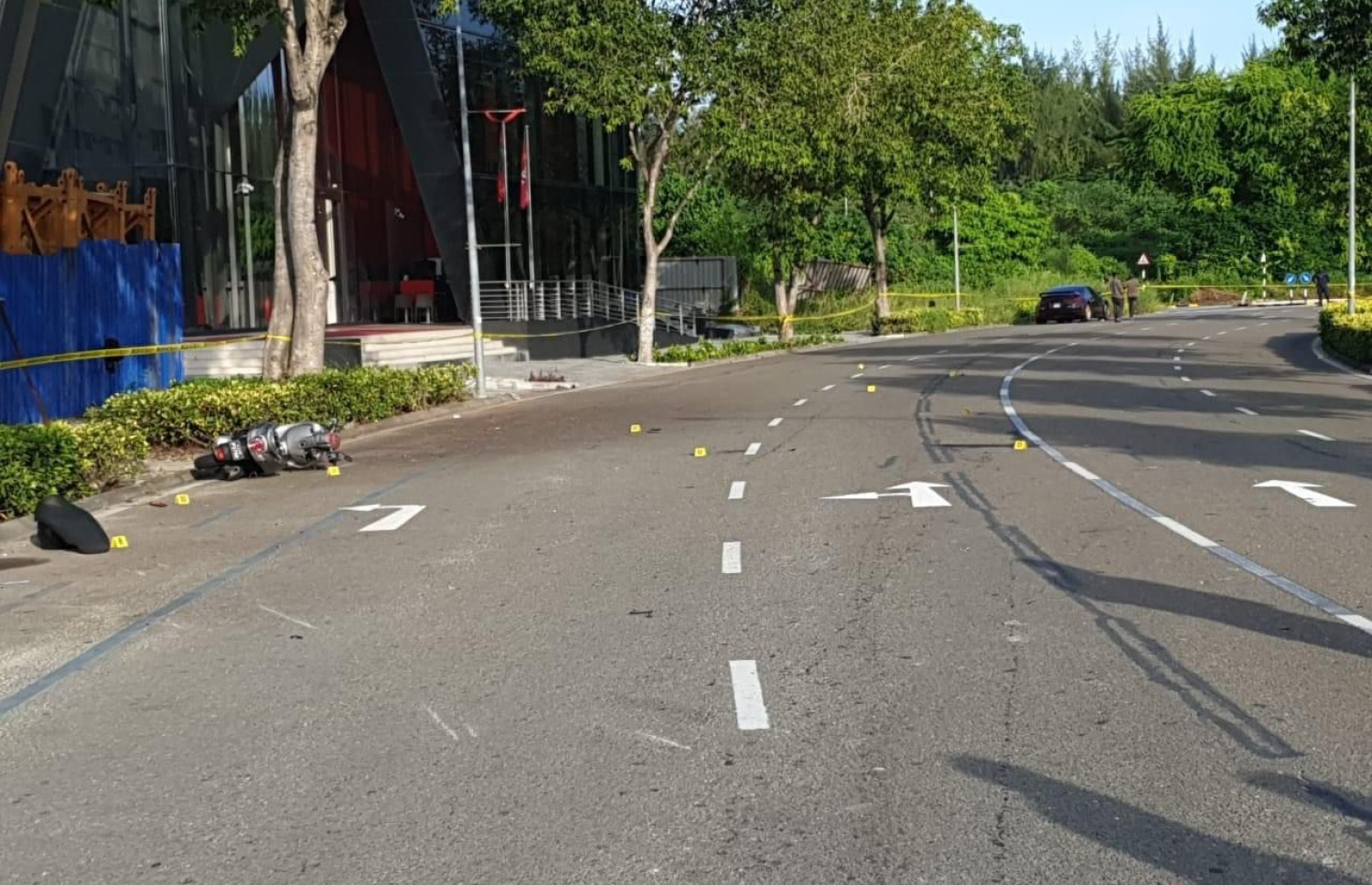 ބާރު ސްޕީޑުގައި ދުއްވާފައި ދިޔަ ކާރެއްގައި ސައިކަލުން ޖެހި އެކްސިޑެންޓު ހިނގި ސަރަހައްދު.