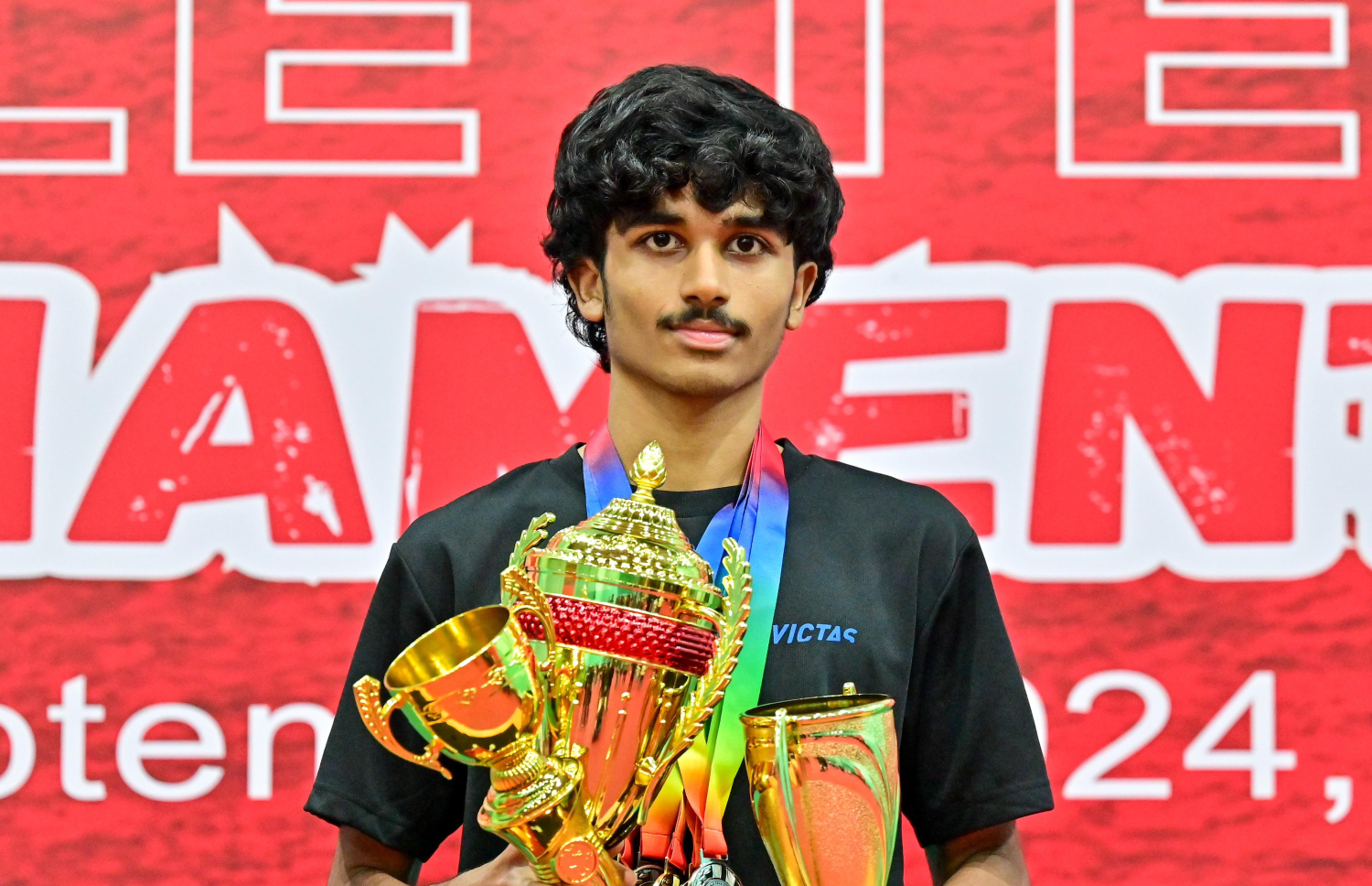 ގައުމީ ޗެމްޕިއަންކަން ހޯދި އަޚްޔާރު: ގައުމީ ސިންގަލްސް ތަށި އޭނާ މި ކާމިޔާބު ކުރީ ފުރަތަމަ ފަހަރަށް --- ފޮޓޯ: ނިޝާން އަލީ | މިހާރު