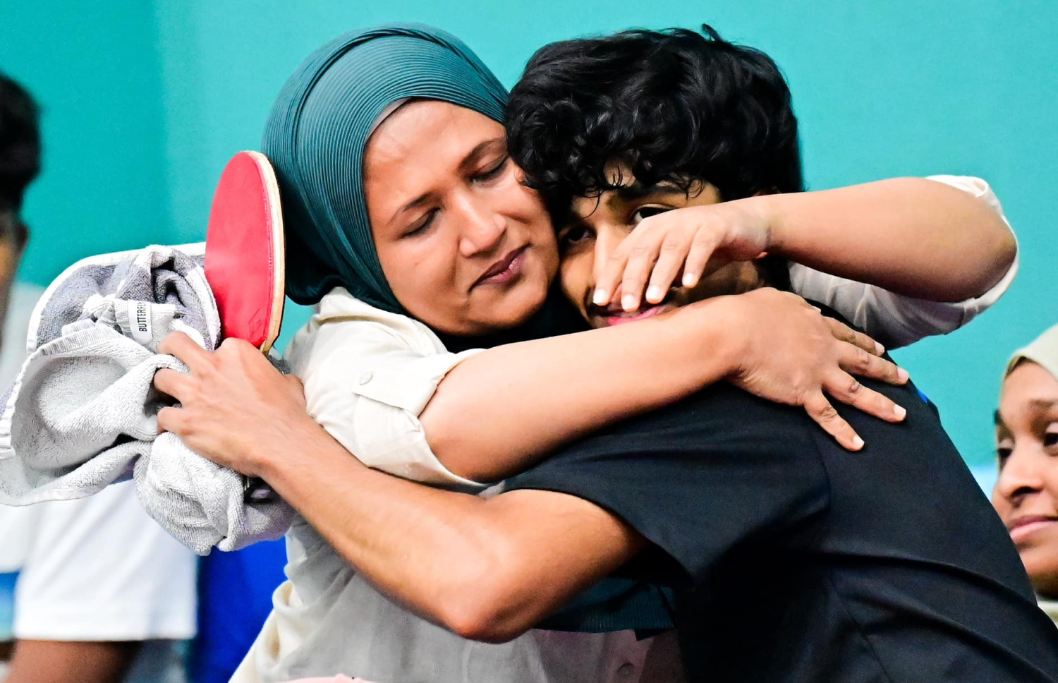 އަކްޔާރާއި އޭނާގެ މަންމަ، އިއްޔެގެ ކާމިޔާބަށް ފަހު: އެއީ ވަރަށް އިމޯޝަނަލް ވަގުތުކޮޅެއް