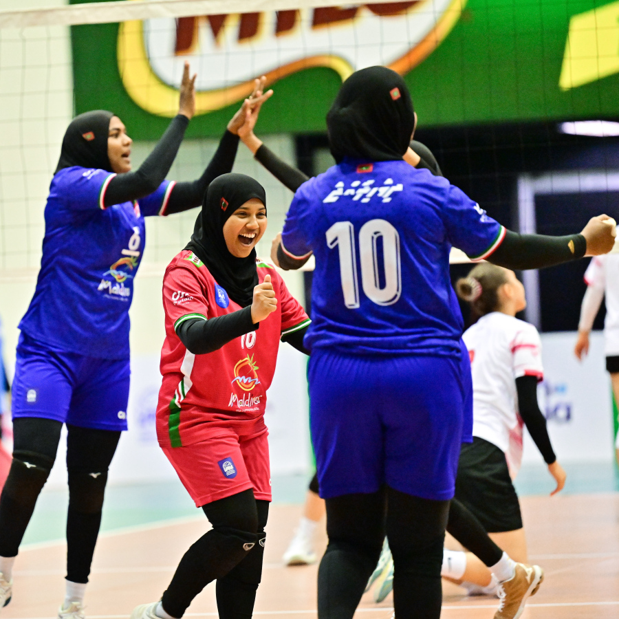 ރާއްޖޭގައި މިހާރު ކުރިއަށްދާ އޭޝިއަން ސެންޓްރަލް ޒޯން އަންހެން ވޮލީ ޗެލެންޖް ކަޕުގައި ރާއްޖެއާއި ތަޖިކިސްތާނު ބައްދަލުކުރި މެޗު .-- ފޮޓޯ: ނިޝާން އަލީ | މިހާރު