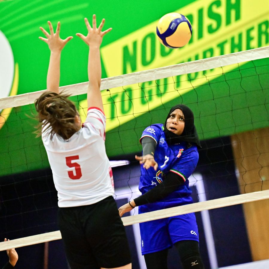 ރާއްޖޭގައި މިހާރު ކުރިއަށްދާ އޭޝިއަން ސެންޓްރަލް ޒޯން އަންހެން ވޮލީ ޗެލެންޖް ކަޕުގައި ރާއްޖެއާއި ތަޖިކިސްތާނު ބައްދަލުކުރި މެޗު .-- ފޮޓޯ: ނިޝާން އަލީ | މިހާރު