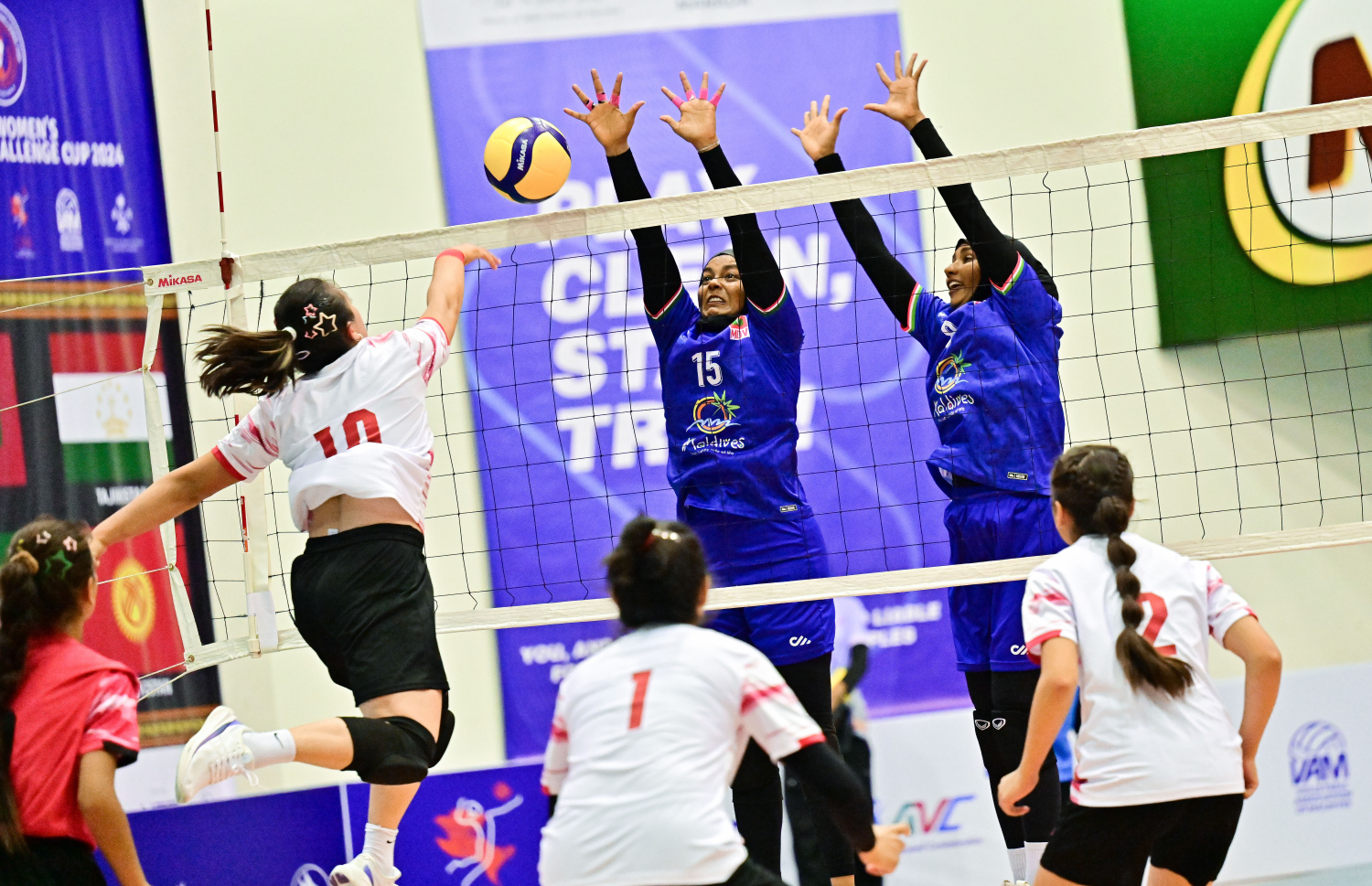 ރާއްޖޭގައި މިހާރު ކުރިއަށްދާ އޭޝިއަން ސެންޓްރަލް ޒޯން އަންހެން ވޮލީ ޗެލެންޖް ކަޕުގައި ރާއްޖެއާއި ތަޖިކިސްތާނު ބައްދަލުކުރި މެޗު .-- ފޮޓޯ: ނިޝާން އަލީ | މިހާރު