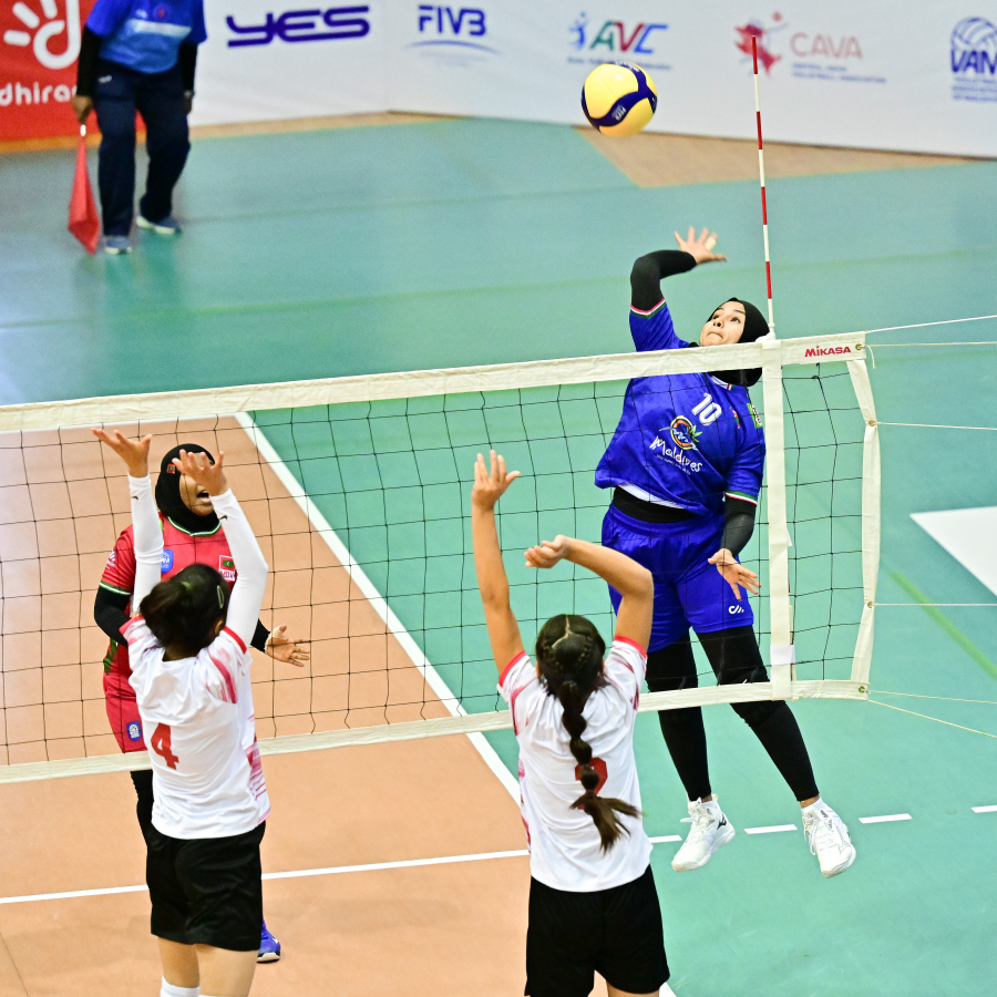 ރާއްޖޭގައި މިހާރު ކުރިއަށްދާ އޭޝިއަން ސެންޓްރަލް ޒޯން އަންހެން ވޮލީ ޗެލެންޖް ކަޕުގައި ރާއްޖެއާއި ތަޖިކިސްތާނު ބައްދަލުކުރި މެޗު .-- ފޮޓޯ: ނިޝާން އަލީ | މިހާރު