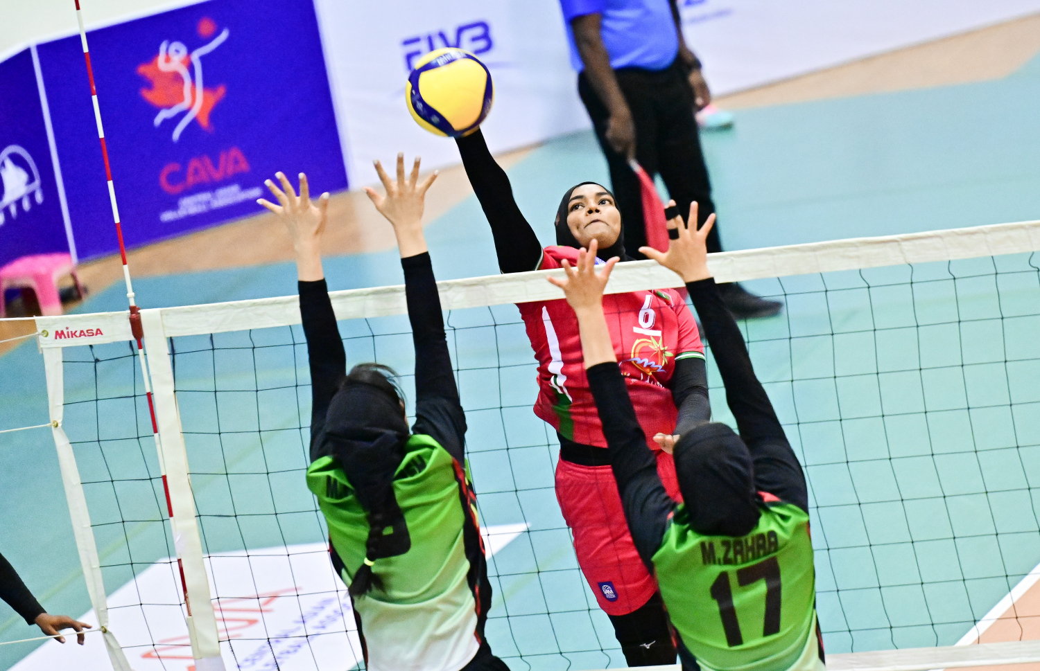 ރާއްޖޭގައި މިހާރު ކުރިއަށްދާ އޭޝިއަން ސެންޓްރަލް ޒޯން އަންހެން ވޮލީ ޗެލެންޖް ކަޕުގައި ރާއްޖެއާއި އަފްޣާނިސްތާން ބައްދަލުކުރި މެޗު .-- ފޮޓޯ: ނިޝާން އަލީ | މިހާރު