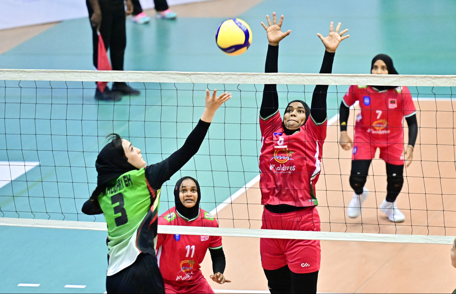 ރާއްޖޭގައި މިހާރު ކުރިއަށްދާ އޭޝިއަން ސެންޓްރަލް ޒޯން އަންހެން ވޮލީ ޗެލެންޖް ކަޕުގައި ރާއްޖެއާއި އަފްޣާނިސްތާން ބައްދަލުކުރި މެޗު .-- ފޮޓޯ: ނިޝާން އަލީ | މިހާރު