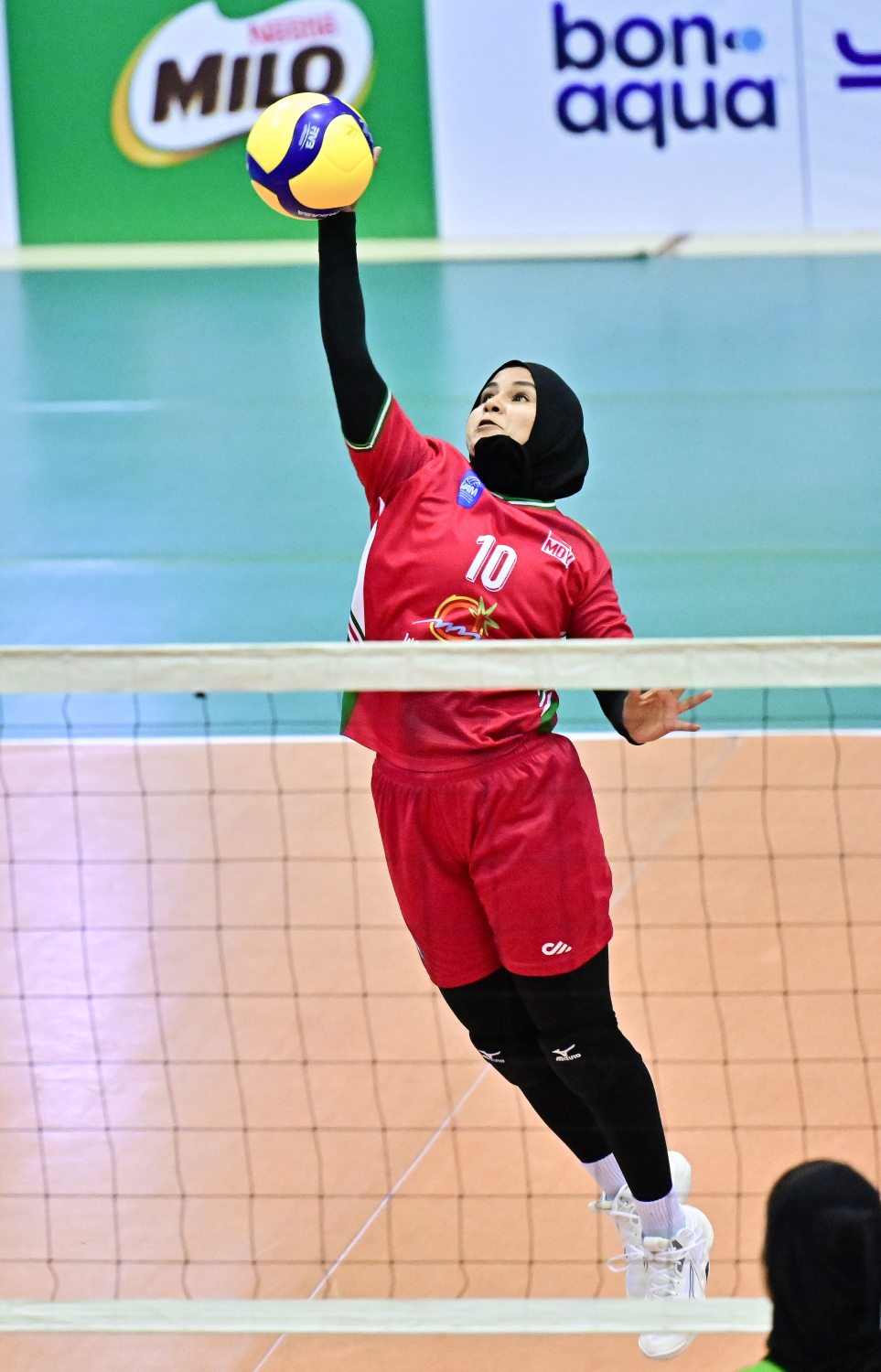 ރާއްޖޭގައި މިހާރު ކުރިއަށްދާ އޭޝިއަން ސެންޓްރަލް ޒޯން އަންހެން ވޮލީ ޗެލެންޖް ކަޕުގައި ރާއްޖެއާއި އަފްޣާނިސްތާން ބައްދަލުކުރި މެޗު .-- ފޮޓޯ: ނިޝާން އަލީ | މިހާރު