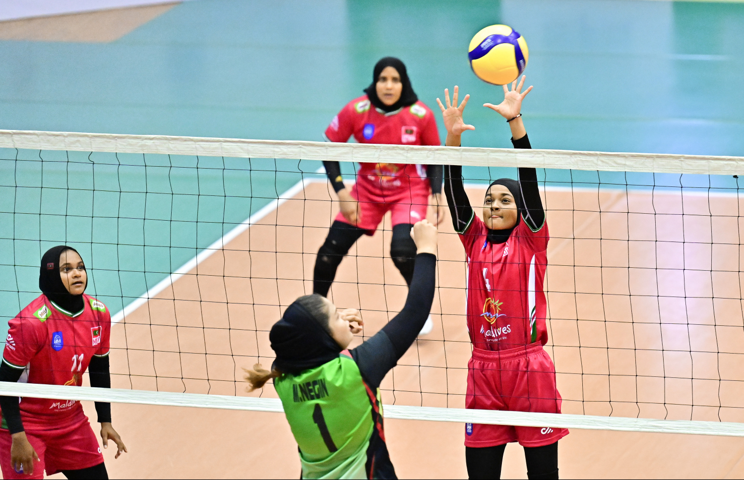 ރާއްޖޭގައި މިހާރު ކުރިއަށްދާ އޭޝިއަން ސެންޓްރަލް ޒޯން އަންހެން ވޮލީ ޗެލެންޖް ކަޕުގައި ރާއްޖެއާއި އަފްޣާނިސްތާން ބައްދަލުކުރި މެޗު .-- ފޮޓޯ: ނިޝާން އަލީ | މިހާރު