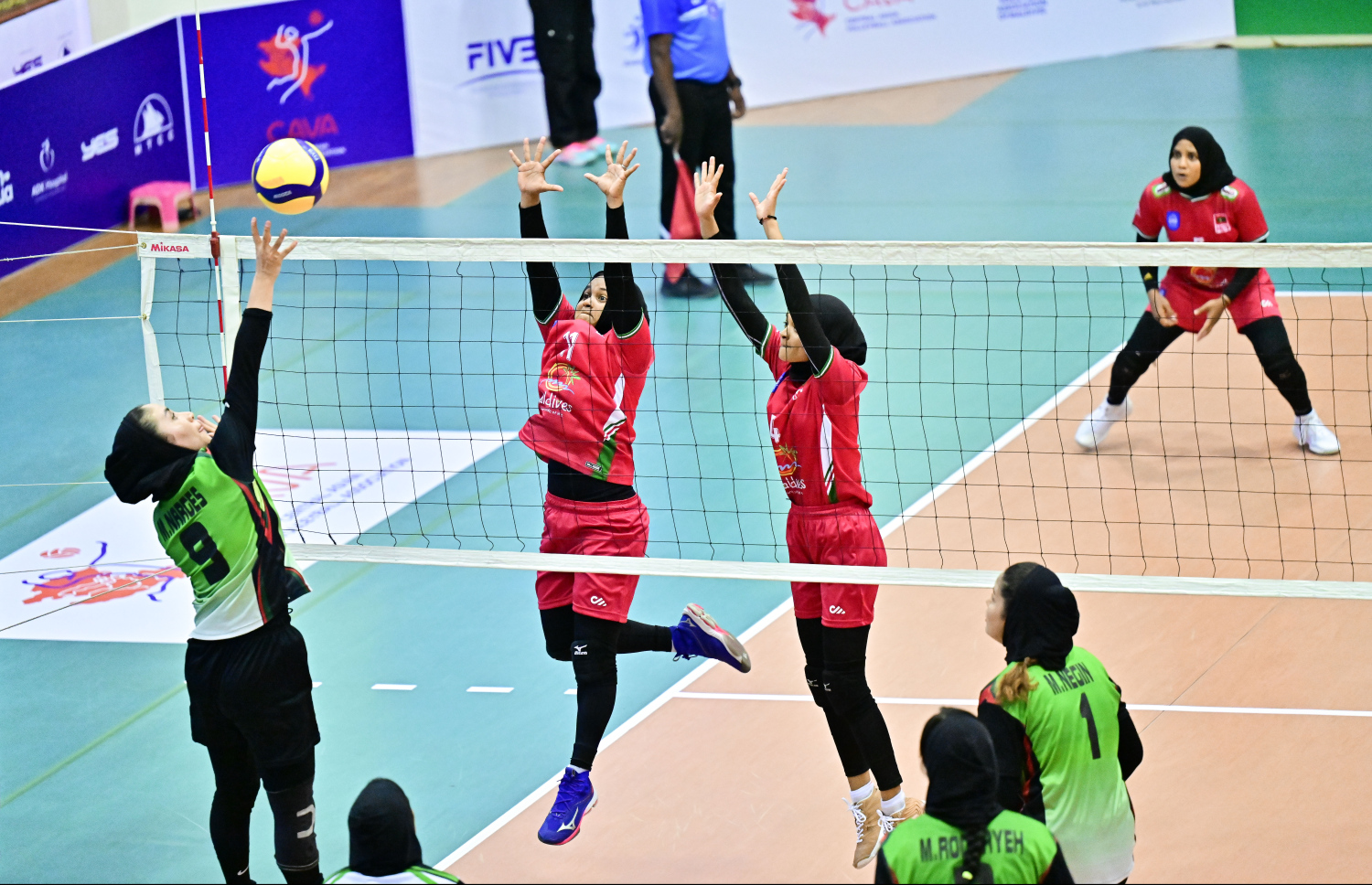 ރާއްޖޭގައި މިހާރު ކުރިއަށްދާ އޭޝިއަން ސެންޓްރަލް ޒޯން އަންހެން ވޮލީ ޗެލެންޖް ކަޕުގައި ރާއްޖެއާއި އަފްޣާނިސްތާން ބައްދަލުކުރި މެޗު .-- ފޮޓޯ: ނިޝާން އަލީ | މިހާރު