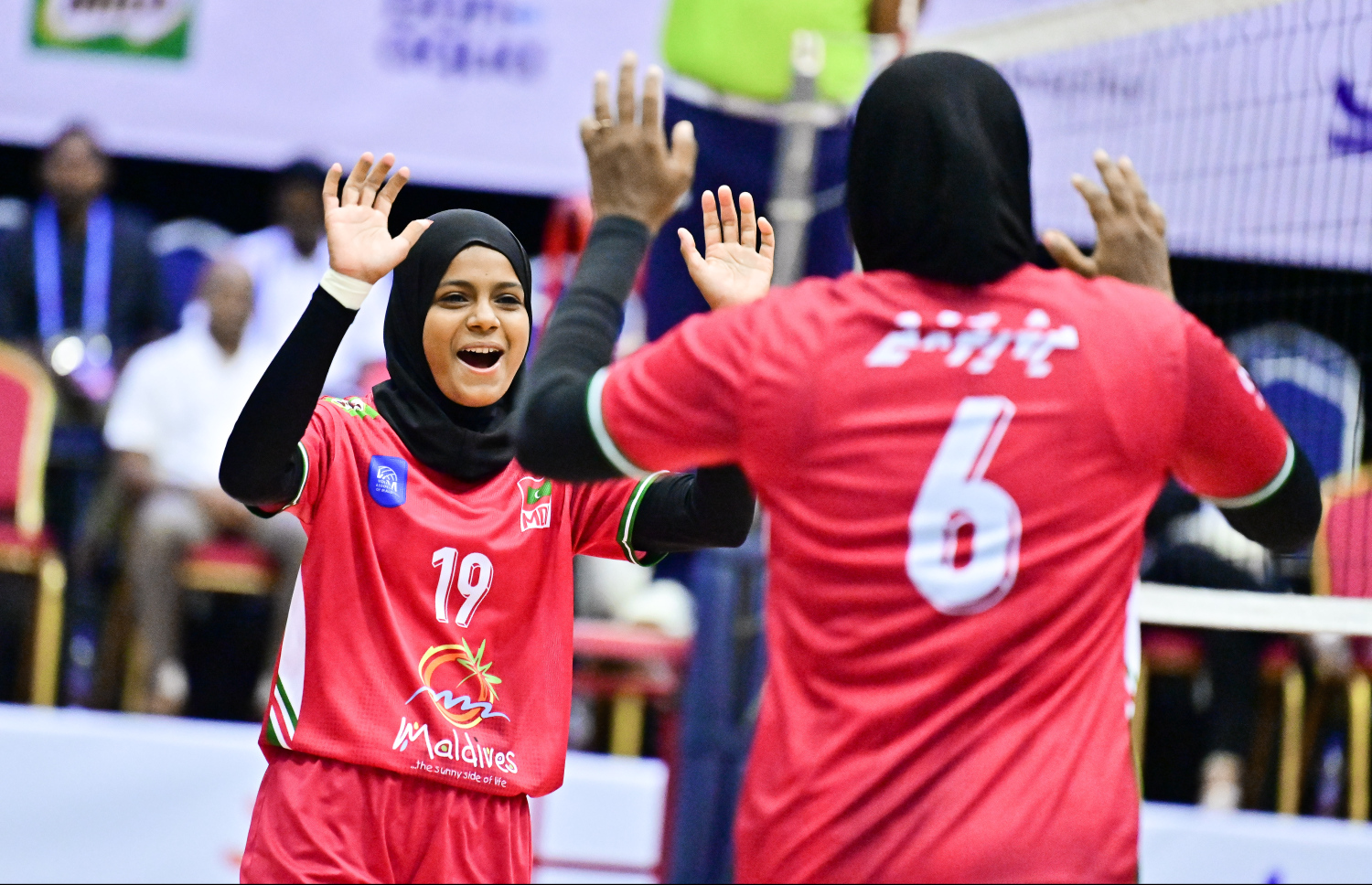 ރާއްޖޭގައި މިހާރު ކުރިއަށްދާ އޭޝިއަން ސެންޓްރަލް ޒޯން އަންހެން ވޮލީ ޗެލެންޖް ކަޕުގައި ރާއްޖެއާއި އަފްޣާނިސްތާން ބައްދަލުކުރި މެޗު .-- ފޮޓޯ: ނިޝާން އަލީ | މިހާރު