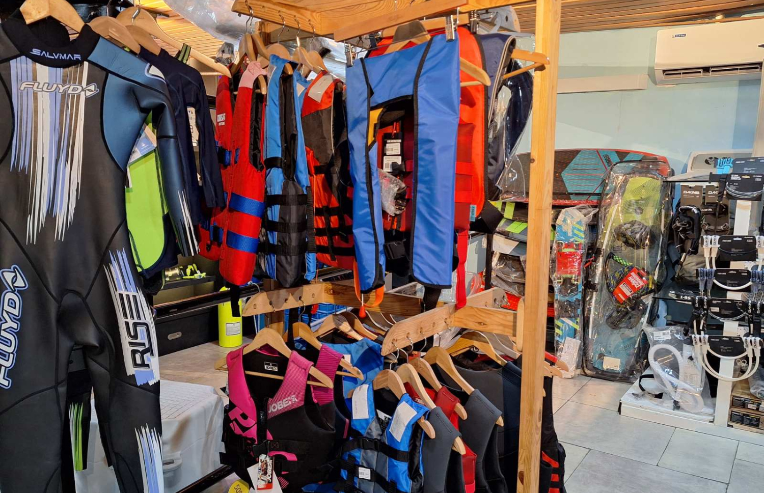 ސީ ގިއާގައި ވިއްކާ ބައެއް ޕްރޮޑަކްޓުތައް.