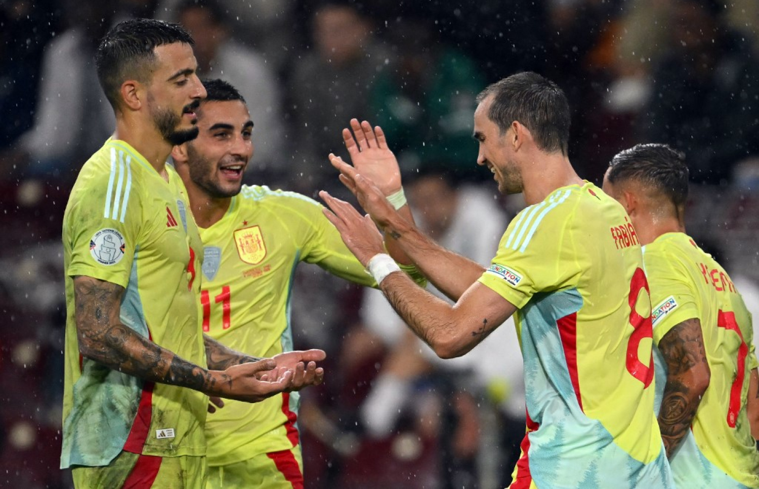 ސްޕެއިނުގެ ރުއިޒް (ކ) ލަނޑު ޖެހުމުން އޭނާ އަށް ކުޅުންތެރިން މަރުހަބާ ކިޔަނީ. --ފޮޓޯ: އޭއެފްޕީ