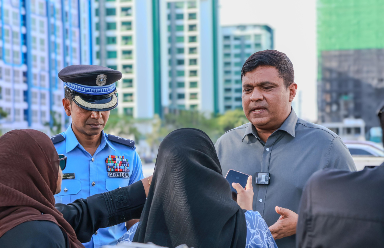 ހުޅުމާލެ އިން ޕާކިން އަށް ހާއްސަކުރާ ބިމުގައި ހުންނަވައިގެން ޓްރާންސްޕޯޓް މިނިސްޓަރު އަމީން މިއަދު ނޫސްވެރިންނާ ވާހަކަ ދައްކަވަނީ.---ފޮޓޯ: ޓްރާންސްޕޯޓް މިނިސްޓްރީ