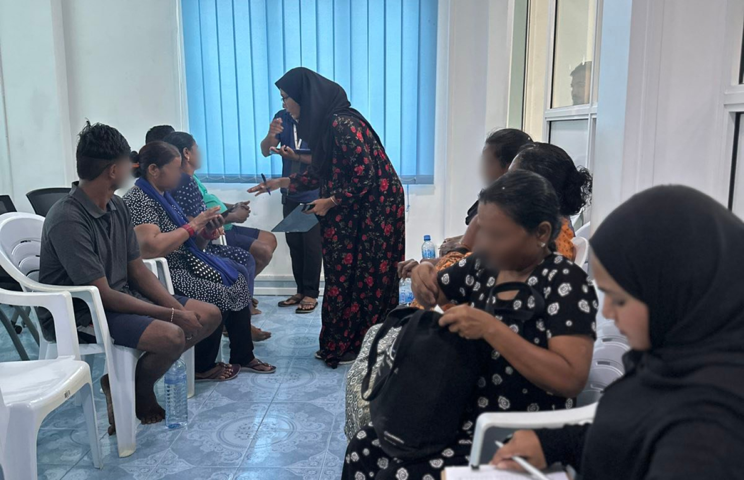 އަލިފާނުގެ ހާދިސާގައި ހާލުގައި ޖެހުނު މީހުންގެ މައުލޫމާތު އެންޑީއެމްއޭގެ އޮފިޝަލުން ނަގަނީ.-- ފޮޓޯ: އެންޑީއެމްއޭ