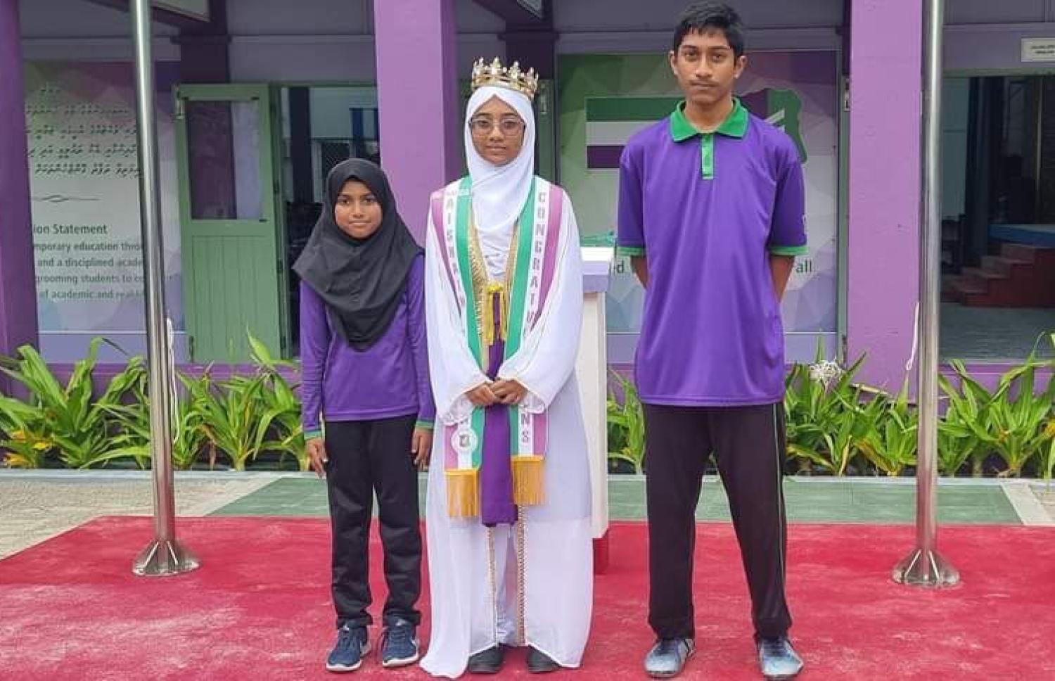 ޢާއިޝަތު ސޮއިބާ މުހައްމަދު ރިކްޒާން  (މ) ބޭބެ ޒަކުވާން މުހައްމަދު ރިކްޒާން (ކ) އާއި ކޮއްކޮ ސާރިމަތު މުހައްމަދު ރިކްޒާންއާ އެކު.