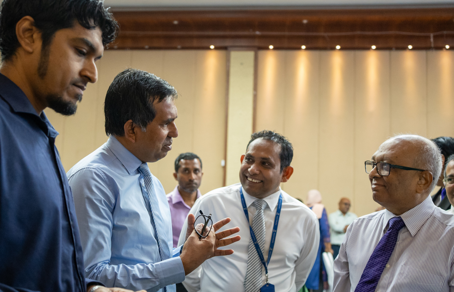 މިނިސްޓަރު ސައީދާއި ވިލާ ކޮލެޖްގެ އިސްވެރިން އެ ރަސްމިއްޔާތުގައި --- ފޮޓޯ/ވިލާ ކޮލެޖް