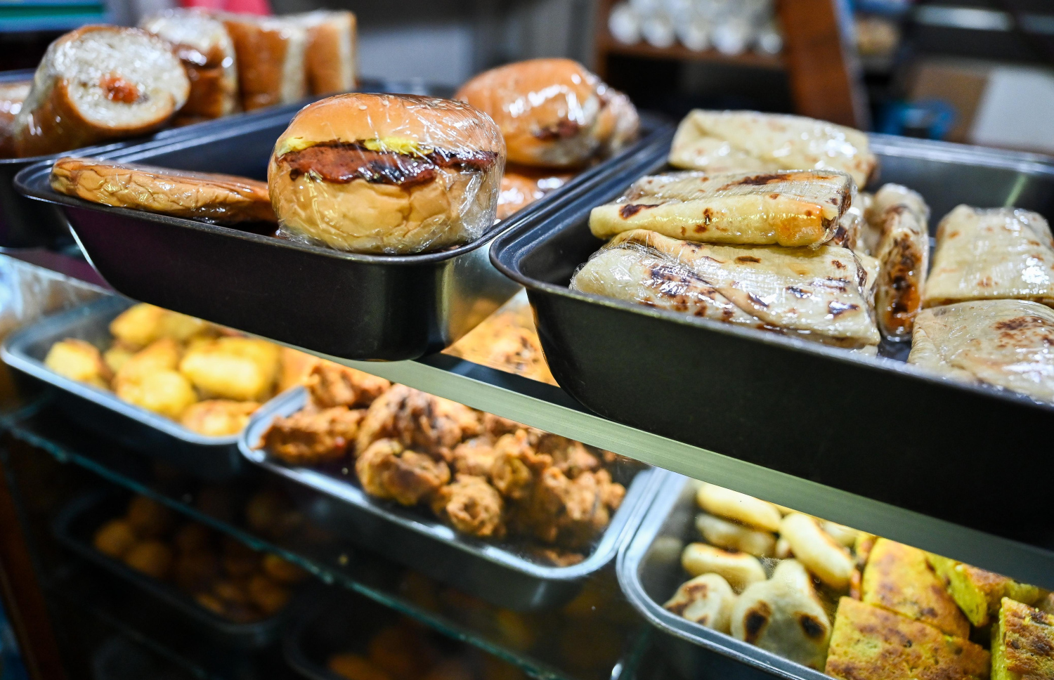 ފިހާރައަކަށް ވިއްކަން ލާފައި ހުރި އެކި ބާވަތުގެ ހެދިކާ. -- ފޮޓޯ: ފަޔާޒު މޫސާ | މިހާރު