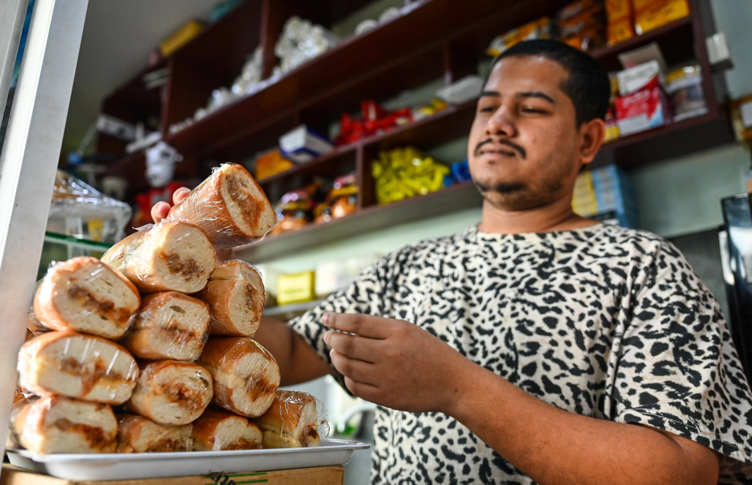 ފިހާރައަކަށް ވިއްކަން ލާފައި ހުރި ސޭންޑްވިޗްތަކެއް ޓްރޭއެއްގައި އަތުރަނީ. -- ފޮޓޯ: ފަޔާޒު މޫސާ | މިހާރު