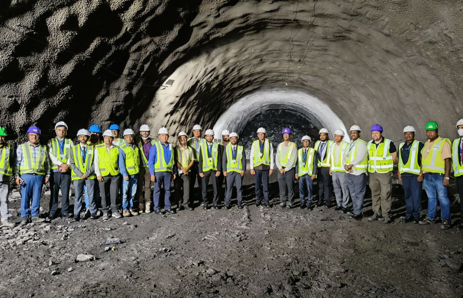 މިނިސްޓަރު މުއްތަލިބް ކަނޑުއަޑީގެ ރެއިލްވޭ ޓަނަލް އަށް ކުރި ޒިޔާރަތުގެ ތެރެއިން -- ފޮޓޯ: މިނިސްޓްރީ