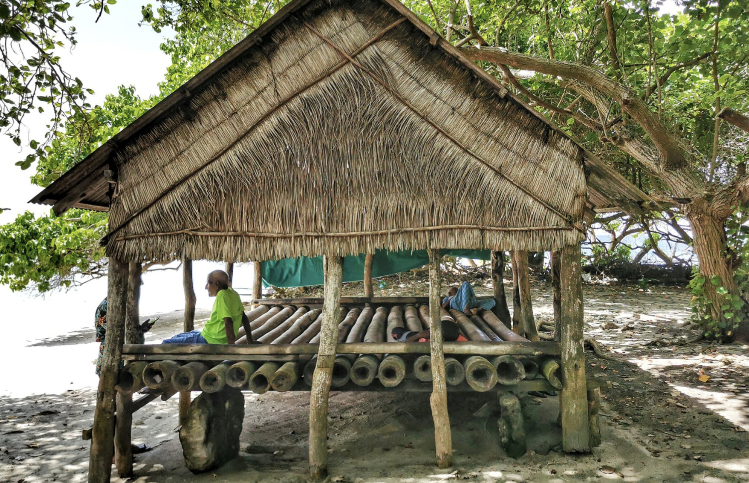 ހިރިމަރަދޫގެ ހޮޅުއަށްޓެއްގައި މީހަކު އިށީނދެލައިގެން.-- ފޮޓޯ: ލޫކަސް ޖަލީލް