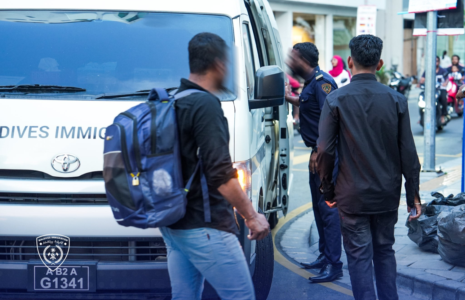 އިމިގްރޭޝަންގެ އޮފިސަރުން ބިދޭސީން ދިރިއުޅޭ ގެއެއް ބަލައި ފާސްކޮށް، ނުގަވައިދުން އުޅޭ ބިދޭސީން އެ އިދާރާގެ ބެލުމުގެ ދަށަށް ގެންދިއުމަށް ވޭނަށް އަރުވަނީ.-- ފޮޓޯ: އިމިގްރޭޝަން