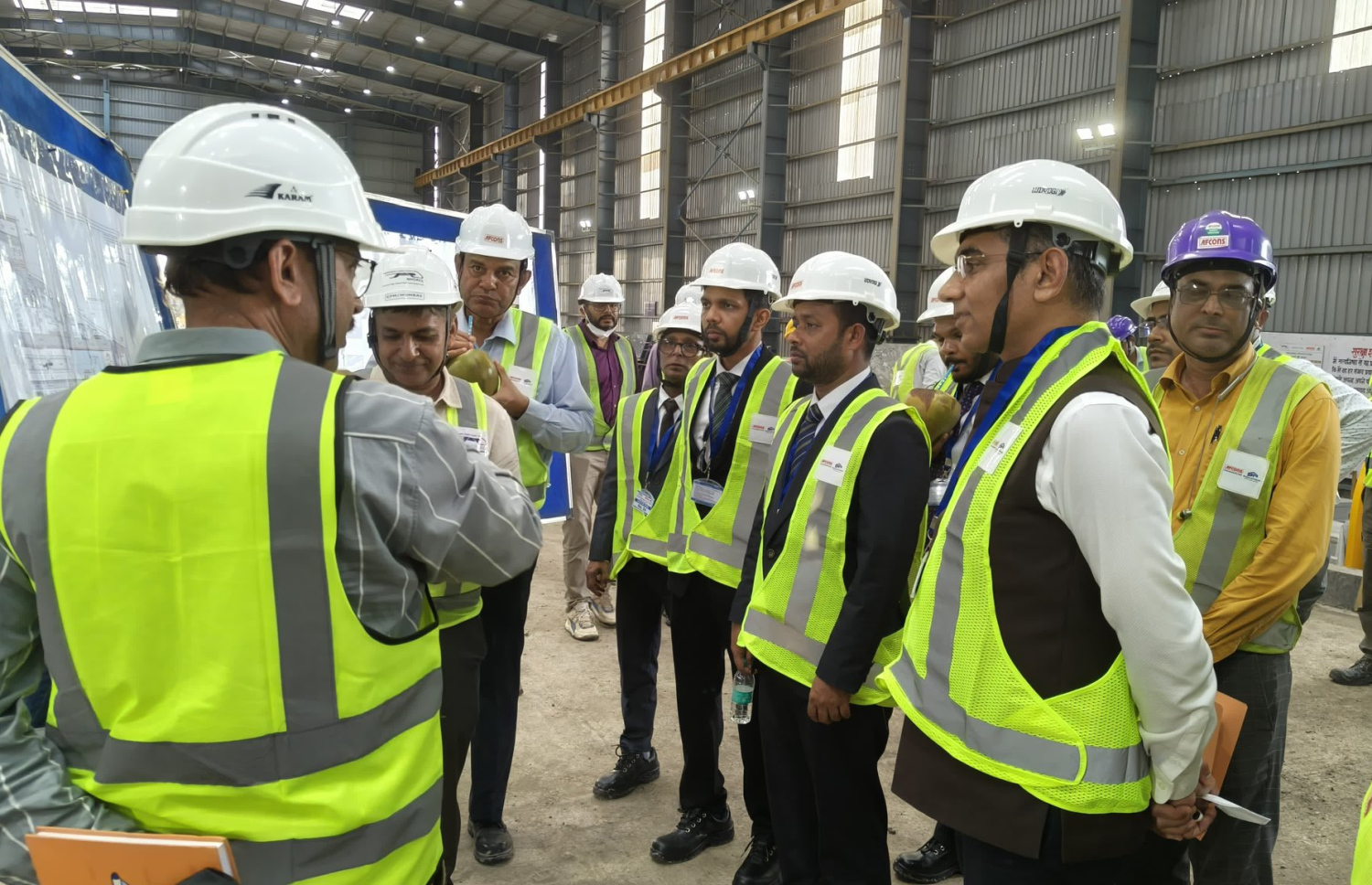 ކޮންސްޓްރަކްޝަން މިނިސްޓަރު ޑރ. އަބްދުﷲ މުއްތަލިބް އާއި މިނިސްޓްރީގެ އިސްވެރިން "އަދިތު ޓަނަލް"ގެ މަސައްކަތް ބައްލަވާލައްވަނީ.-- ފޮޓޯ: ކޮންސްޓްރަކްޝަން މިނިސްޓްރީ