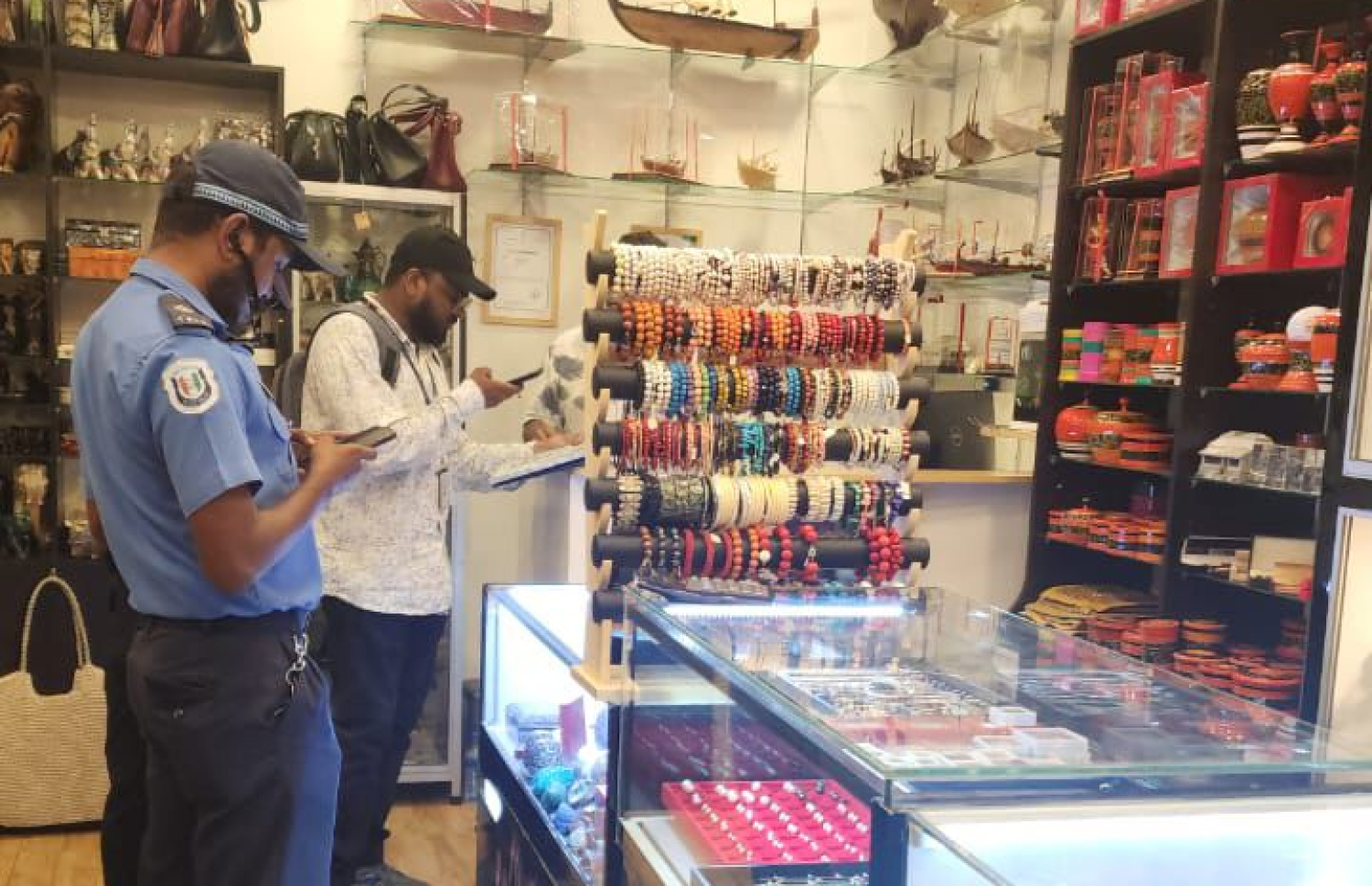 ސޮވެނިއާ ވިޔަފާރިކުރާ ތަނެއް ފުލުހުން ބަލައިފާސްކުރަނީ.