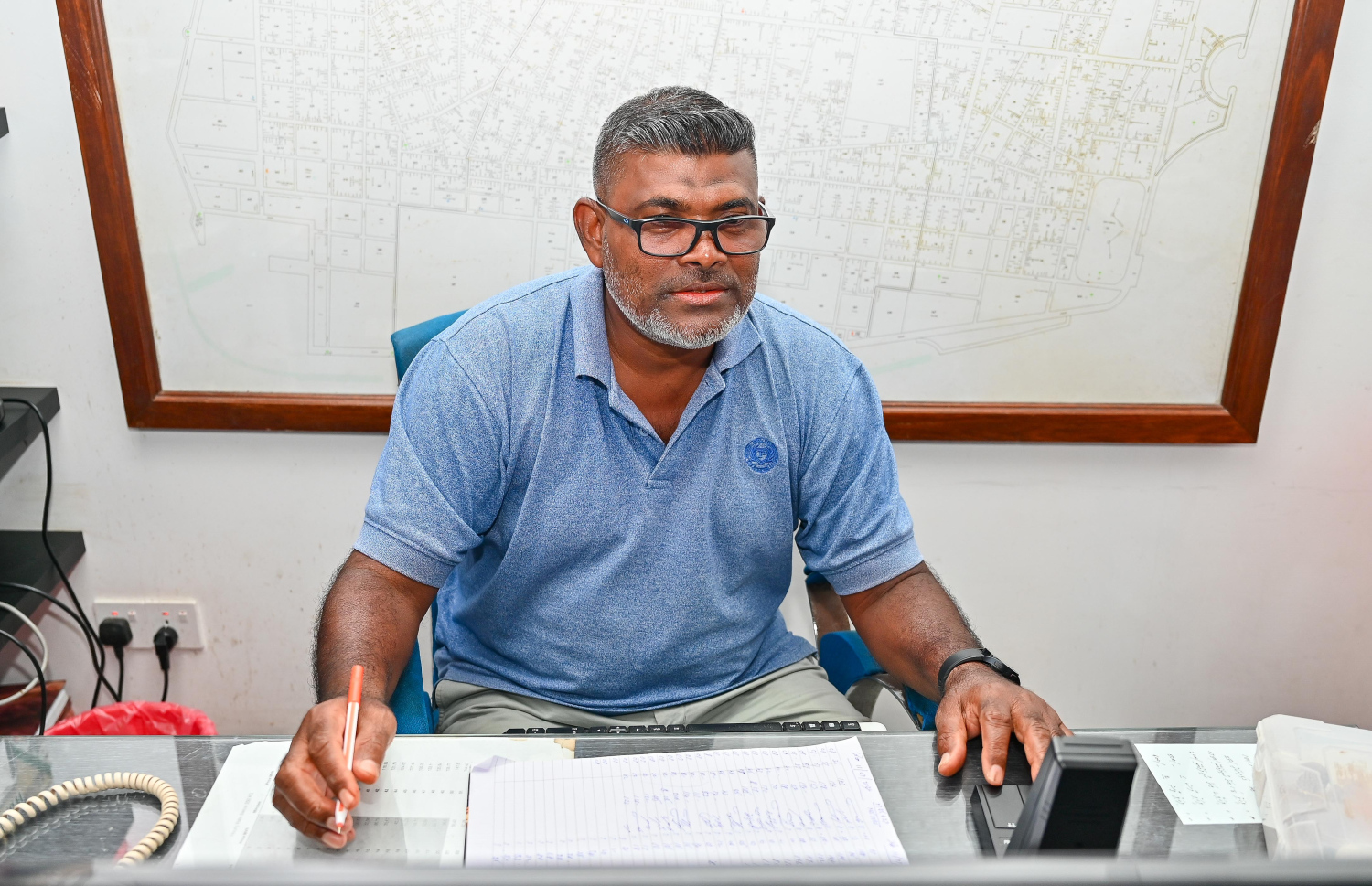 އައްޔަ އޭނާގެ ރަސްމީ ވަޒީފާ، ޕިކަޕް ސާވިސްގެ އޮޕަރޭޓަރުގެ ވަޒީފާގައި: ހެނދުނު ހައެއްޖަހާއިރު ފަށާ ގޮތަށް އޭނާ އަށް ނޭވާ ލެވެނީ މެންދުރު ނަމާދު ބްރޭކަށް. އެއަށް ފަހު އޭނާ ނުކުންނާނީ ސައިކަލު ހޯދަން. -- ފޮޓޯ: ފަޔާޒު މޫސާ | މިހާރު