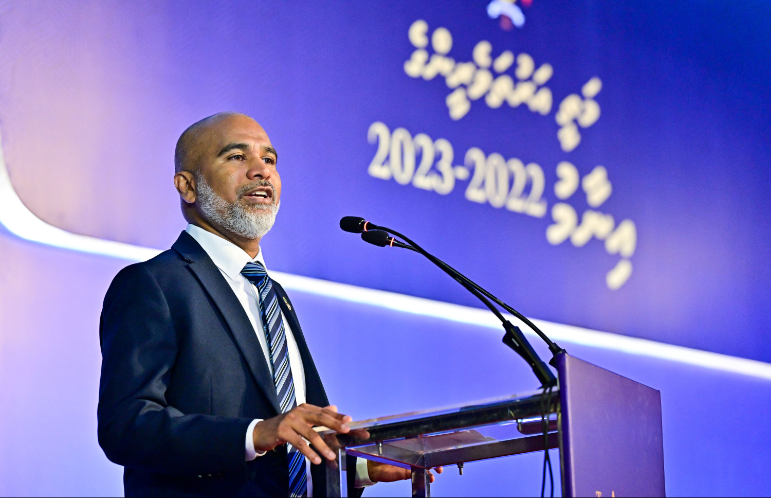 ދަރުބާރުގޭގައި ބޭއްވި މަތީ އަރުތަވެރިންގެ އިނާމު ދިނުމުގެ ރަސްމިއްޔާތުގައި އެޑިޔުކޭޝަން މިނިސްޓަރު ޑރ. އިސްމާއިލް ޝަފީއު ވާހަކަ ދައްކަވަނީ.-- ފޮޓޯ: ނިޝާން އަލީ / މިހާރު