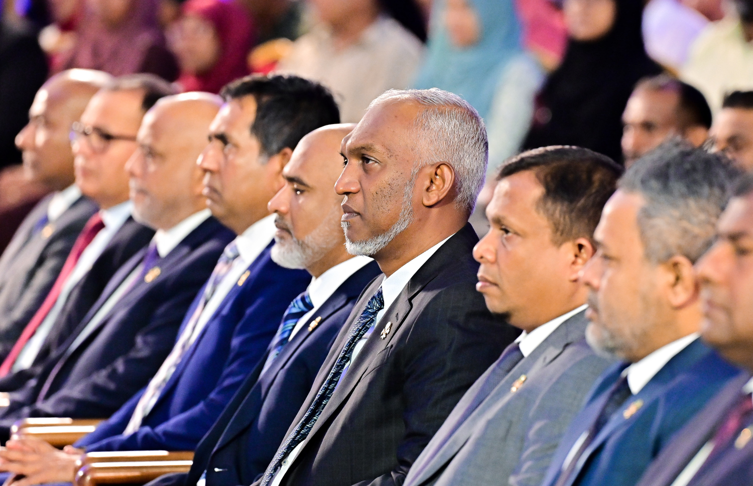 ދަރުބާރުގޭގައި ބޭއްވި މަތީ އަރުތަވެރިންގެ އިނާމު ދިނުމުގެ ރަސްމިއްޔާތުގައި ރައީސް ޑރ. މުހައްމަދު މުއިއްޒު އާއި އެޑިޔުކޭޝަން މިނިސްޓަރު ޑރ. އިސްމާއިލް ޝަފީއު އިއްޔެ ބައިވެެރިވެވަޑައިގަންނަވަނީ.--- ފޮޓޯ: ނިޝާން އަލީ / މިހާރު