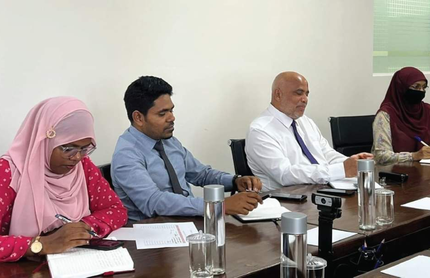 ގެދޮރުވެރިޔާ މަޝްރޫގެ މައުލޫމާތު ހޯދަން އެޗްއާރްސީއެމްއިން ހައުސިން މިނިސްޓަރު އަލީ ހައިދަރާ ބައްދަލުކުރަނީ-- ފޮޓޯ: އެޗްއާރްސީއެމް