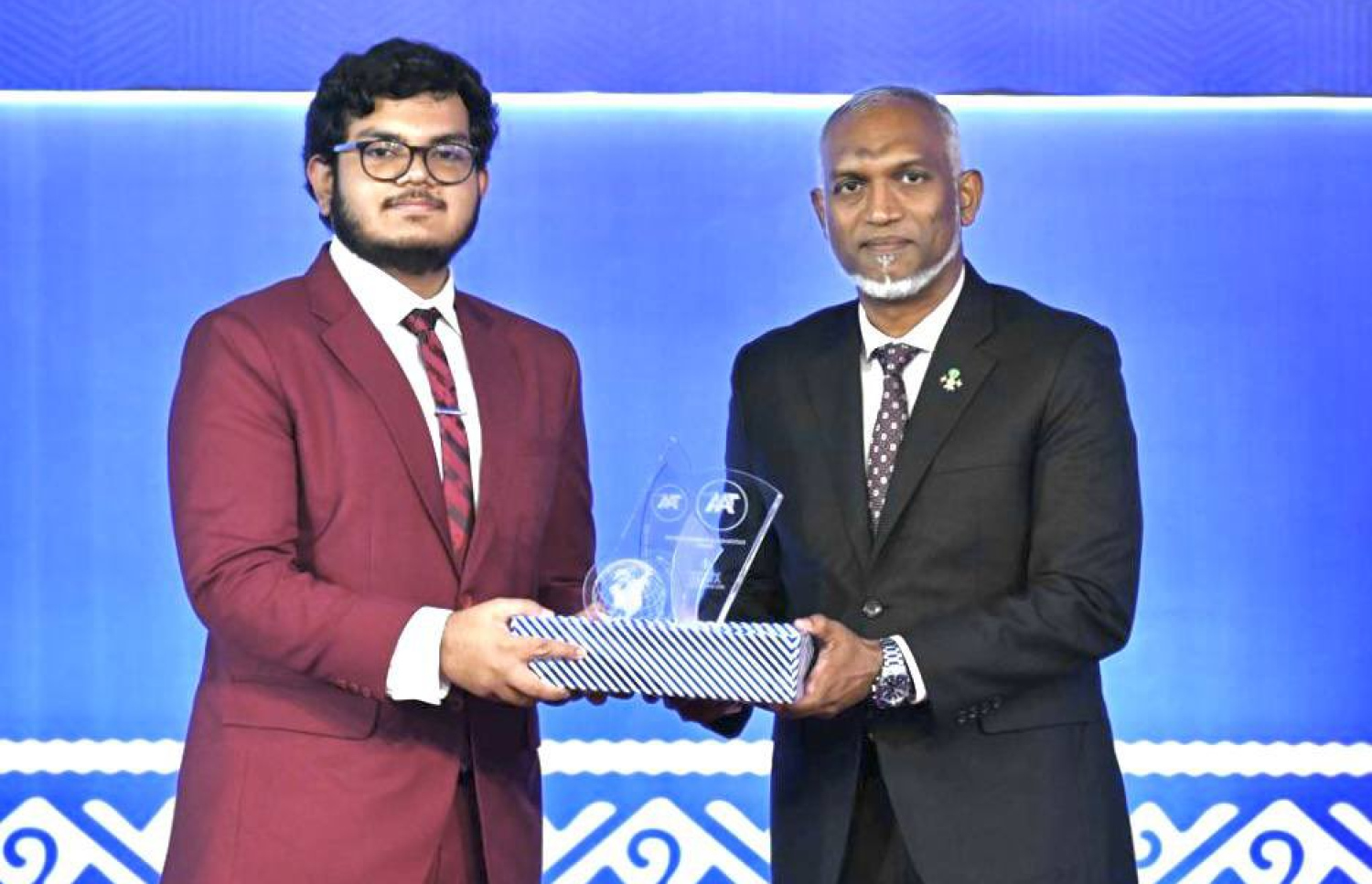 ދަރުބާރުގޭގައި ބޭއްވި މަތީ އަރުތަވެރިންގެ އިނާމު ދިނުމުގެ ރަސްމިއްޔާތުގައި ރައީސް ޑރ. މުހައްމަދު މުއިއްޒު ދަރިވަރަކަށް އިނާމު ދެއްވަނީ-- ފޮޓޯ: ރައީސް އޮފީސް