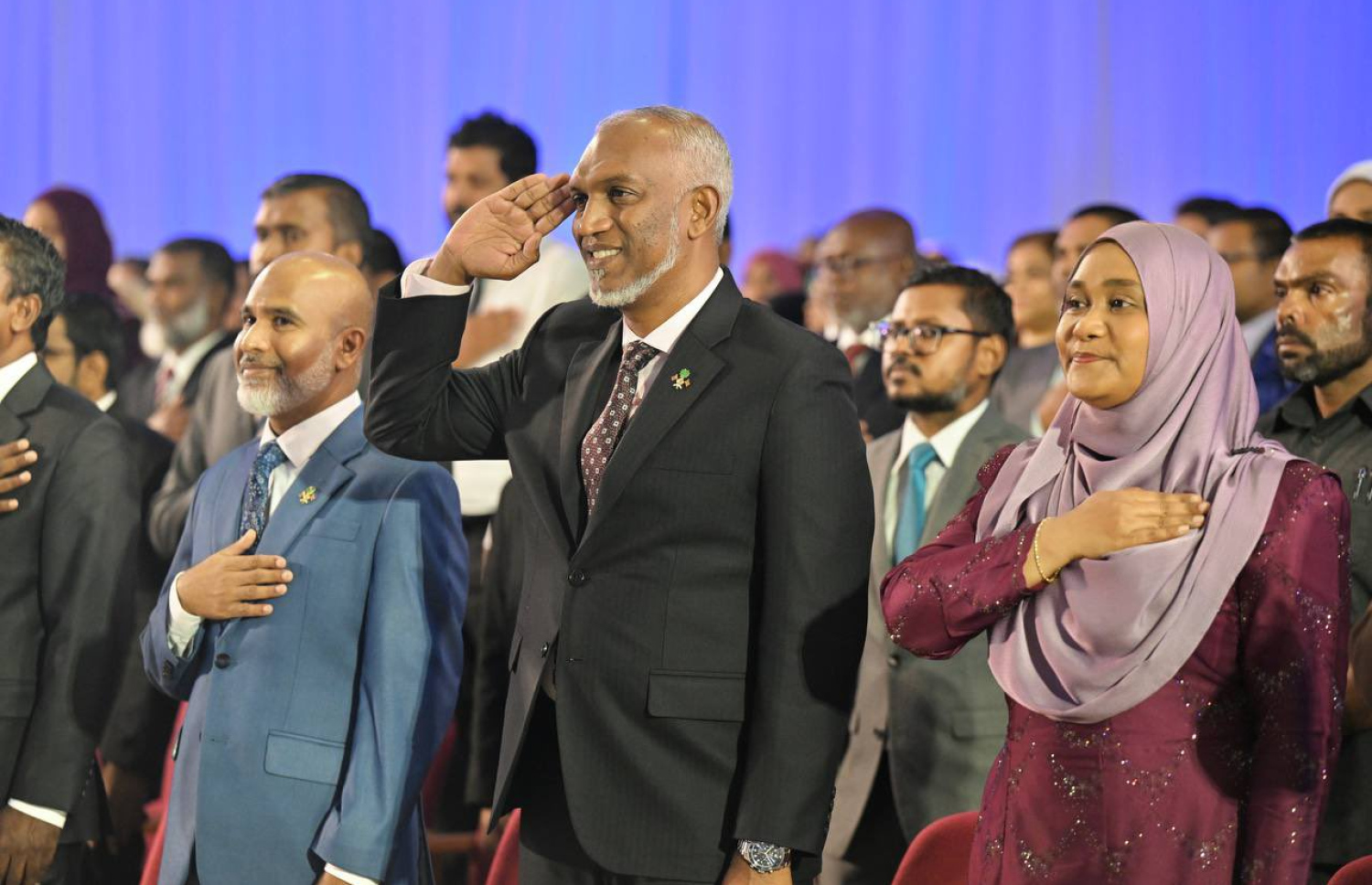 ދަރުބާރުގޭގައި ބޭއްވި މަތީ އަރުތަވެރިންގެ އިނާމު ދިނުމުގެ ރަސްމިއްޔާތުގައި ރައީސް ޑރ. މުހައްމަދު މުއިއްޒުގެ ދެކަނބަލުންނާއި އެޑިޔުކޭޝަން މިނިސްޓަރު ޑރ. އިސްމާއިލް ޝަފީއު ބައިވެެރިވަނީ-- ފޮޓޯ: ރައީސް އޮފީސް