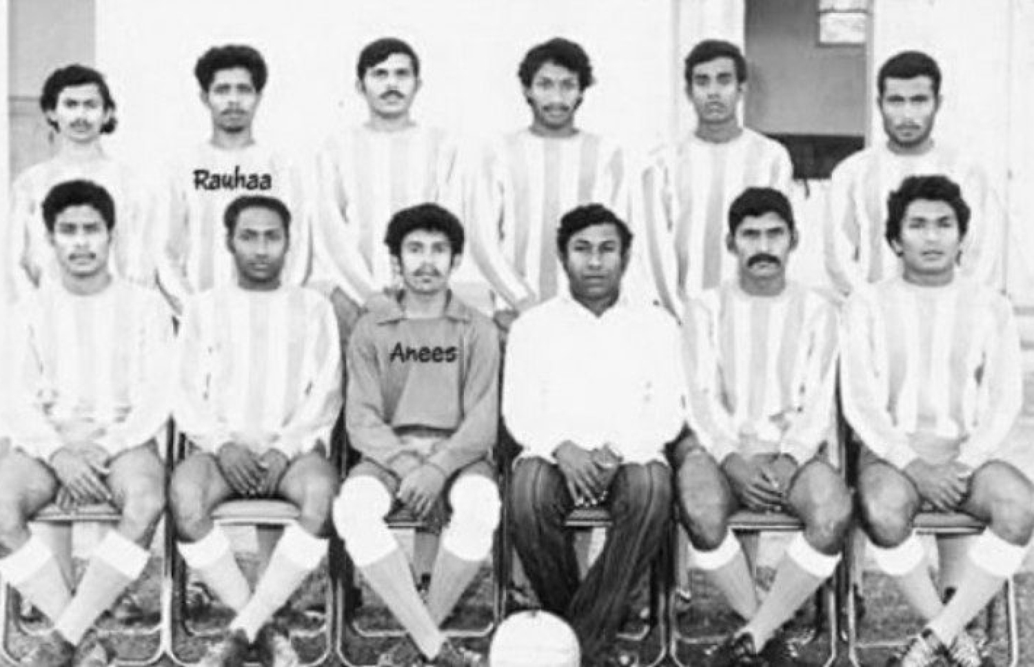 ނާސިރު (ތިރީބަރީގައި ކ-2) ފުޓްބޯޅަ ޓީމުގެ މެމްބަރުންނާ އެކު.