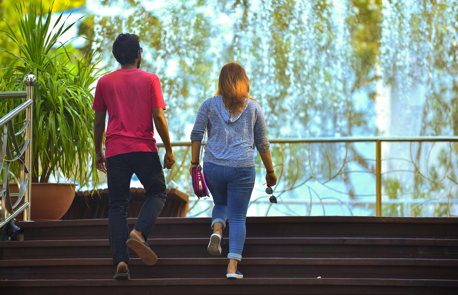 ދެ މީހަކު މާލެ ސަލްޓަން ޕާކްގައި: ކޯޓަށް ނުގޮސް ކައިވެނި ރުޖޫއަ ކުރުން ފަދަ ކަންކަން ކުރާ ނަމަ އޭގެ ސަބަބުން އިޖުތިމާއީ ގިނަ މައްސަލަތައް ނުކުތުމަކީ ކައިރި ކަމެއް - ފޮޓޯ: ނިޝާން އަލީ / މިހާރު