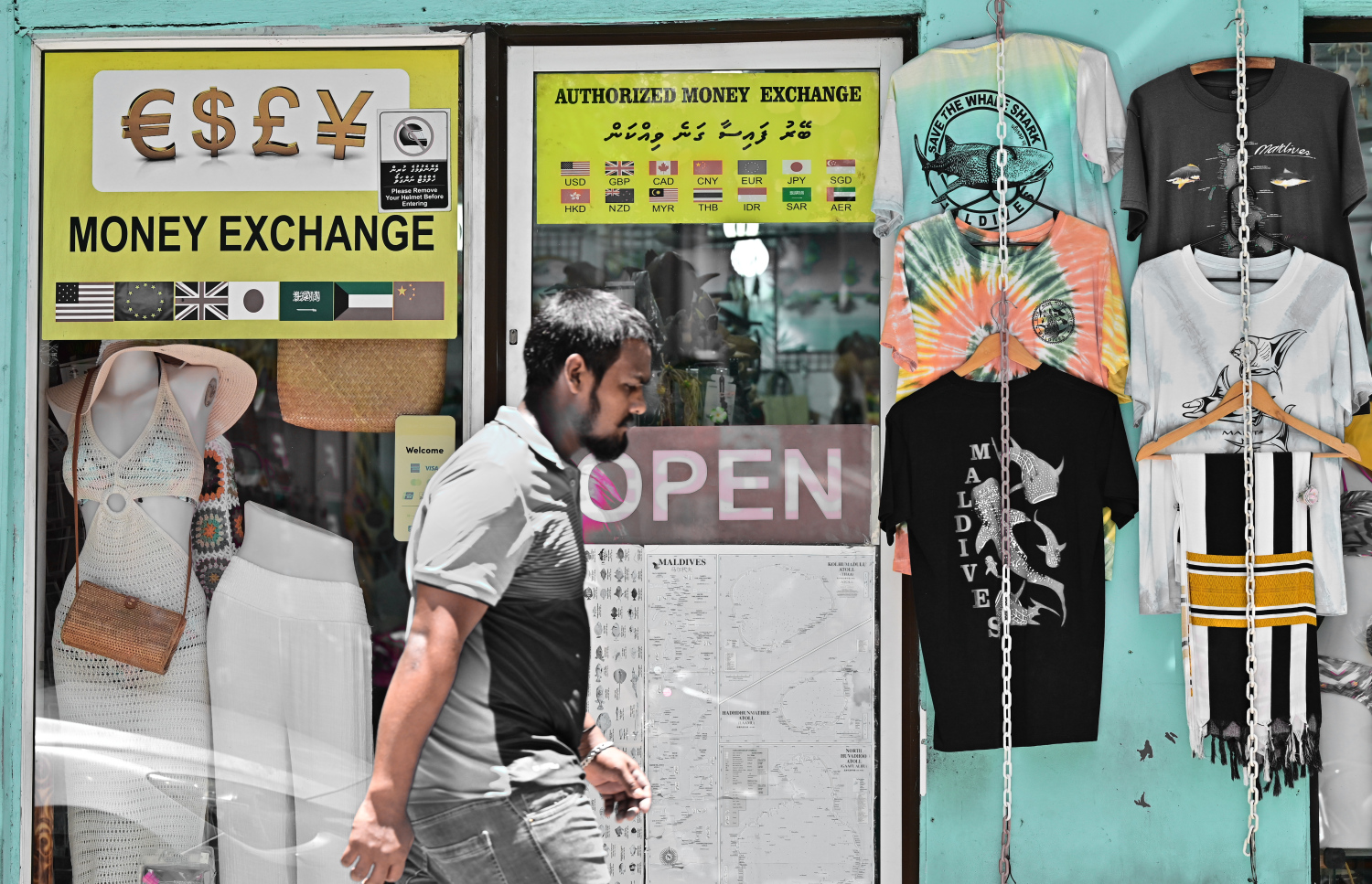 ޗާންދަނީ މަގުގައި ފައިސާ މާރުކުރާ ތަނެއް. އެމްއެމްއޭގެ ގަވައިދަށް އަމަލު ކުރި ނަމަވެސް، ޑޮލަރުގެ ޕްރެޝާ ކުޑައެއް ނުކުރެވުނު -- ފޮޓޯ:ނިޝާން އަލީ / މިހާރު