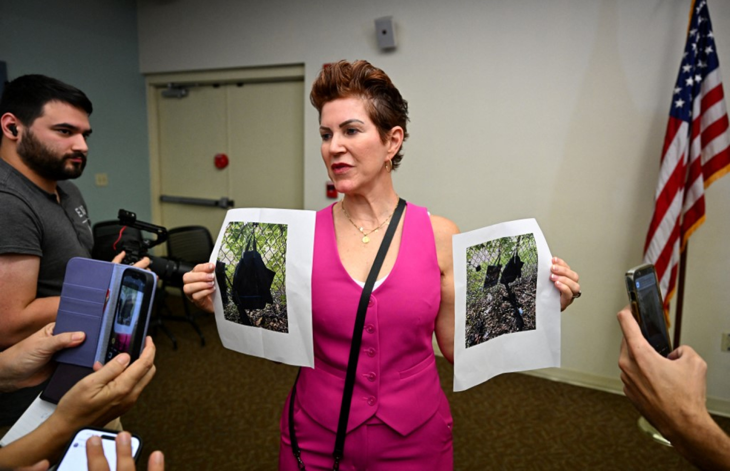 އެމެރިކާގެ ކުރީގެ ރައީސް ޑޮނަލްޑް ޓްރަމްޕް އަވަހާރަކޮށްލަން ހަމަލާ ދޭން އުޅުނު ކަމަށް ބެލެވޭ މީހާ ފިލައި އޮތް ތަނުން ފެނުނު ބައެއް ހެކިތަކުގެ ފޮޓޯ ނޫސްވެރިންނަށް ދައްކާލަނީ. -- ފޮޓޯ: އޭއެފްޕީ