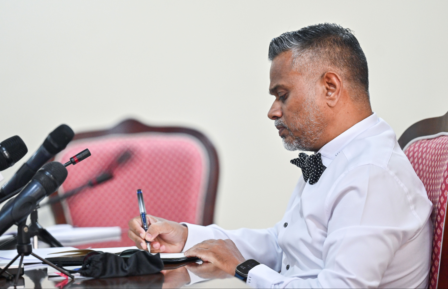 އައްބާސް ޝަރީފް މިއަދު މަޖިލީހުގެ ކޮމިޓީގައި މެންބަރުންގެ ސުވާލުތަކަށް ޖަވާބު ދެއްވަނީ --- މިހާރު ފޮޓޯ/ފަޔާޒު މޫސާ