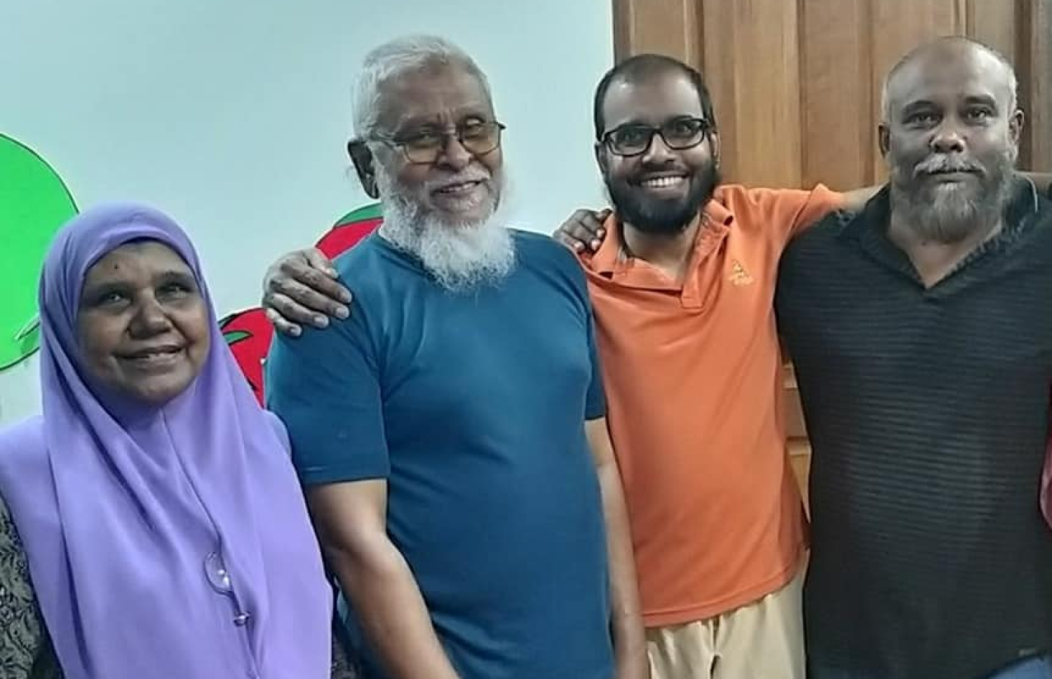 ޑރ. ޝިހާމް، އޭނާގެ މަންމަ އާއި ބައްޕަ އަދި ބޭބެއާއެކު.