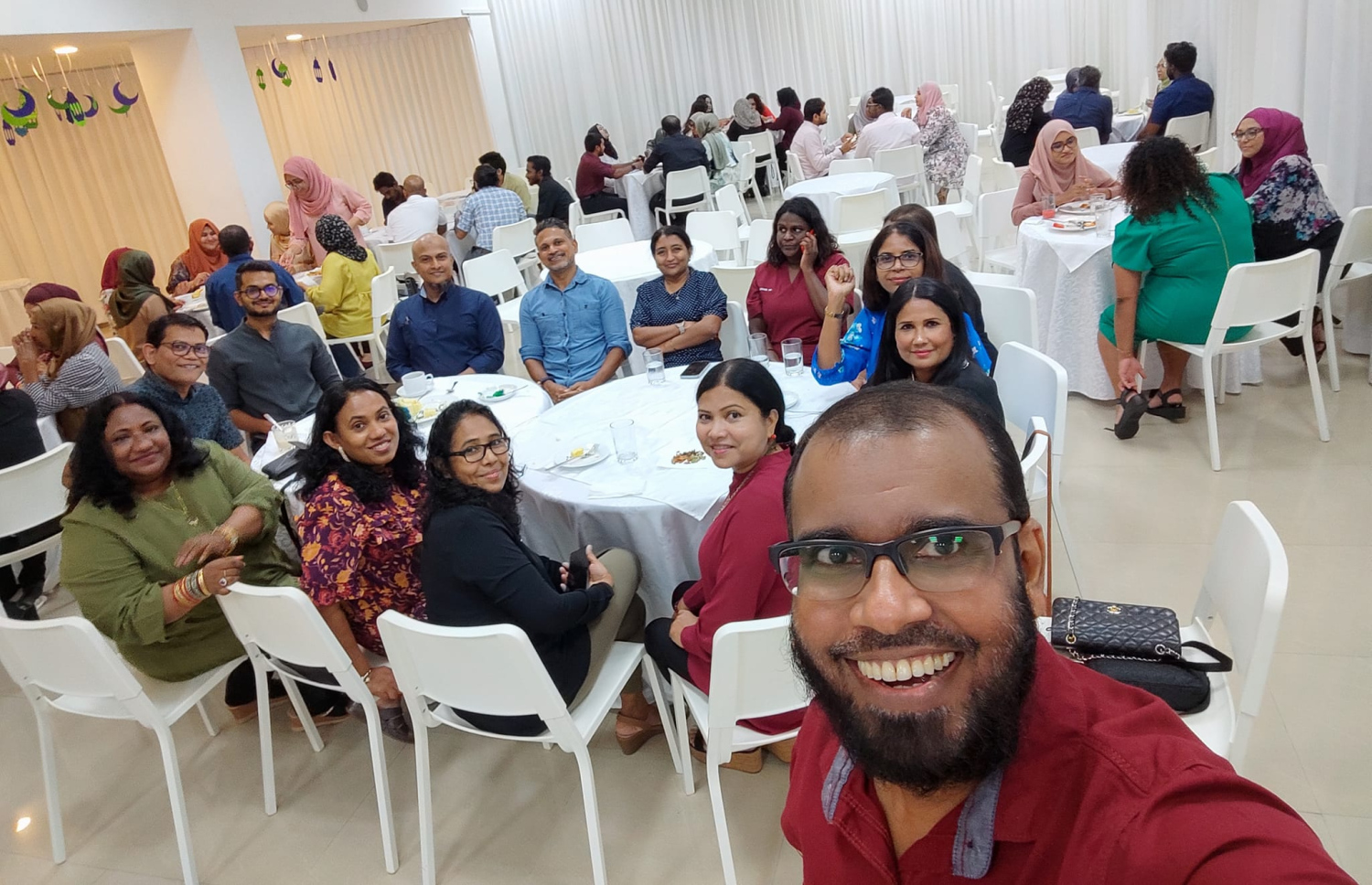 ޑރ. ޝިހާމް، ޑޮކްޓަރުންތަކަކާއެކު ފޮޓޯއެއް ނަންގަވަނީ.