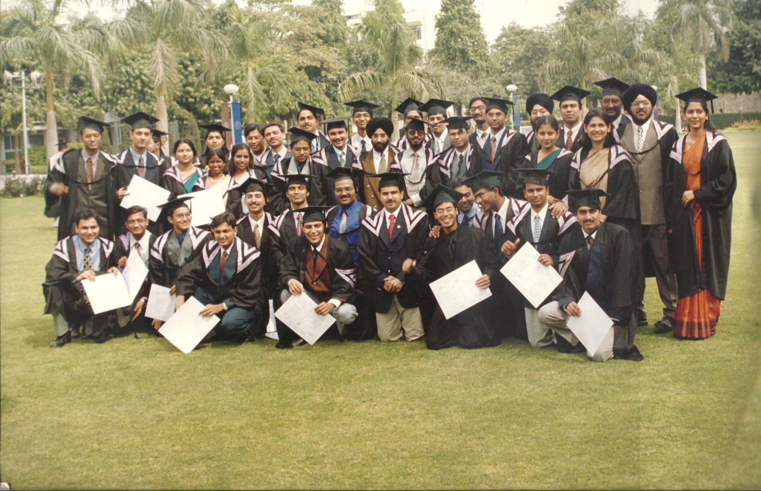 ޑރ. ޝިހާމް، އެމްބީބީއެސް ނިންމުމަށްފަހު ބެޗުގައި ތިބި ކުދިންނާއެކު ގްރެޖުއޭޝަން ފޮޓޯގައި މަޑުކޮށްލައިގެން.