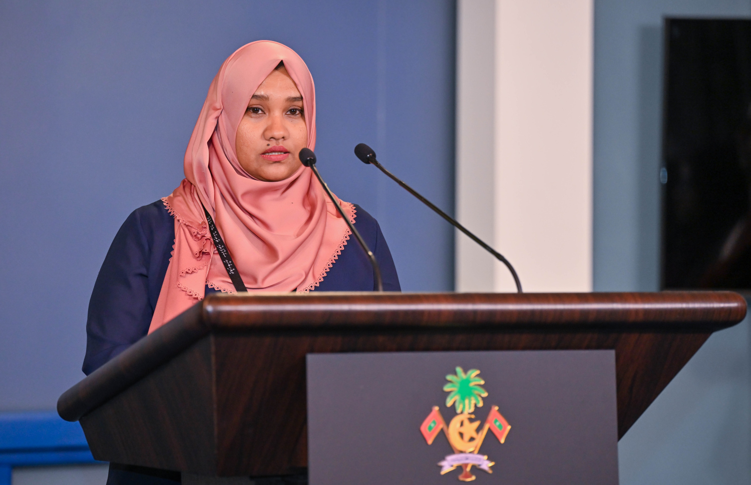 ރައީސް އޮފީހުގައި ދިވެހިބަހާއި ސަގާފަތާ ބެހޭ މިނިސްޓްރީން ބޭއްވި ނޫސްވެރިންގެ ބައްދަލުވުމުގައި އެކްޓިން ޕީއެސް އަދި ޑިރެކްޓާ ޖެނެރަލް އާތިކާ އިބްރާހިމް ވާހަކަ ދައްކަވަނީ.-- ފޮޓޯ: ރައީސް އޮފީސް