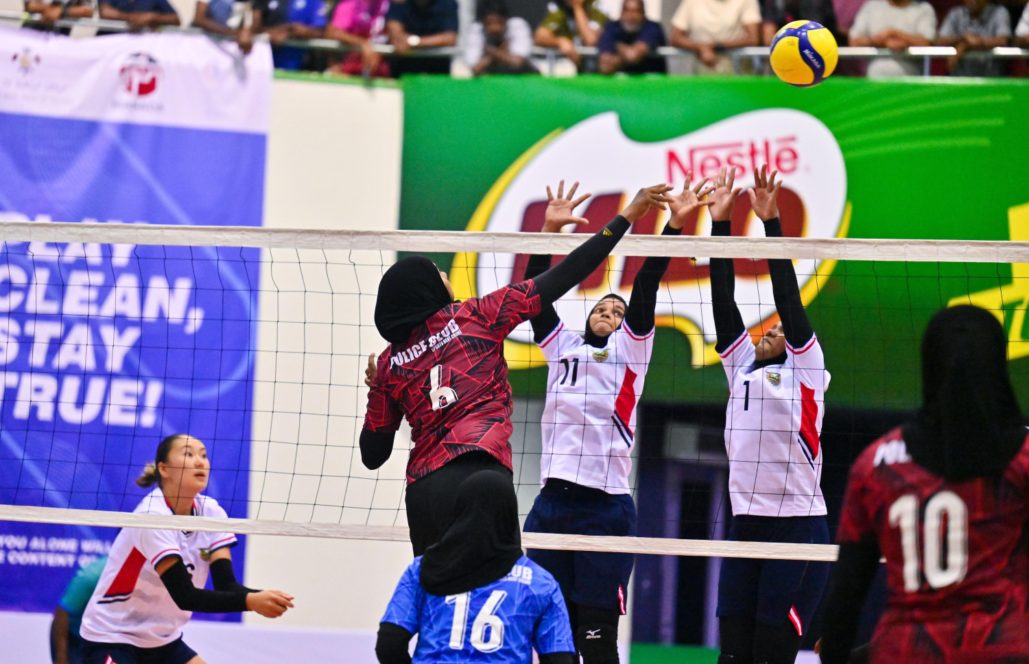 ވެމްކޯ އާއި ޕޮލިސް ބައްދަލުކުރި މެޗުގެ ތެރެއިން.-- ފޮޓޯ: ފަޔާޒް މޫސާ/ މިހާރު