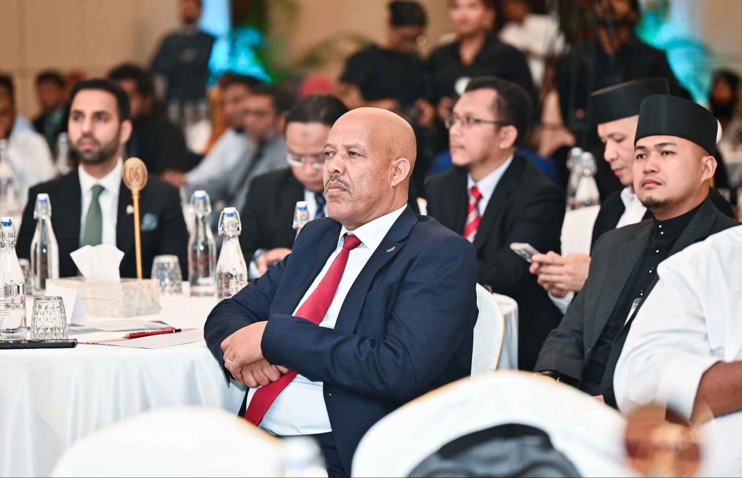 ގްލޯބަލް އިސްލާމިކް ފައިނޭންސް ސަމިޓުގެ ބޭރުގެ ބައެއް މަންދޫބުން ސަމިޓުގެ ފަހު ދުވަހުގައި ބޭއްވި ޕެނަލް ޑިސްކަޝަންގައި ބައިވެރިވަނީ.--- ފޮޓޯ: ފަޔާޒު މޫސާ | މިހާރު