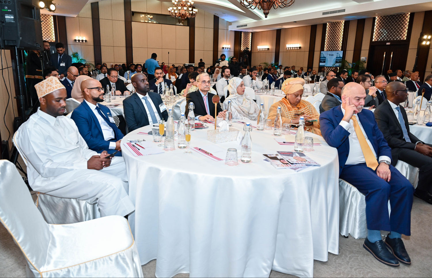 ގްލޯބަލް އިސްލާމިކް ފައިނޭންސް ސަމިޓު ވިލާ ނޯޓިކާ ޕެރެޑައިސް އައިލެންޑުގައި ކުރިއަށް ގެންދަނީ: ސަމިޓަށް ފަހު ވަނީ މި އަހަރު އިސްލާމިކް ފައިނޭންސް ދާއިރާ އިން އެވޯޑް ލިބޭ ފަރާތްތަކާ އެވޯޑް ހަވާލުކޮށްފައި.--- ފޮޓޯ: ފަޔާޒު މޫސާ | މިހާރު