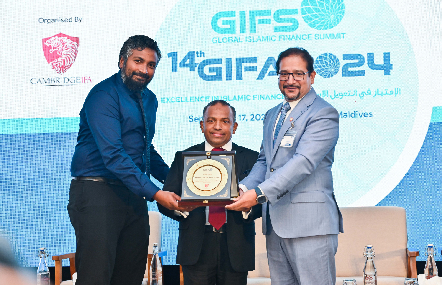 ގިފާގެ ފަރާތުން މޯލްޑިވްސް އިސްލާމީ ބޭންކަށް ހަނދާނީ ފިލައެއް ދެނީ: މި އަހަރު ސަމިޓްގެ ސްޓްރެޓެޖިކް ޕާޓްނަރަކީ އެމްއައިބީ.-- ފޮޓޯ: ފަޔާޒު މޫސާ | މިހާރު