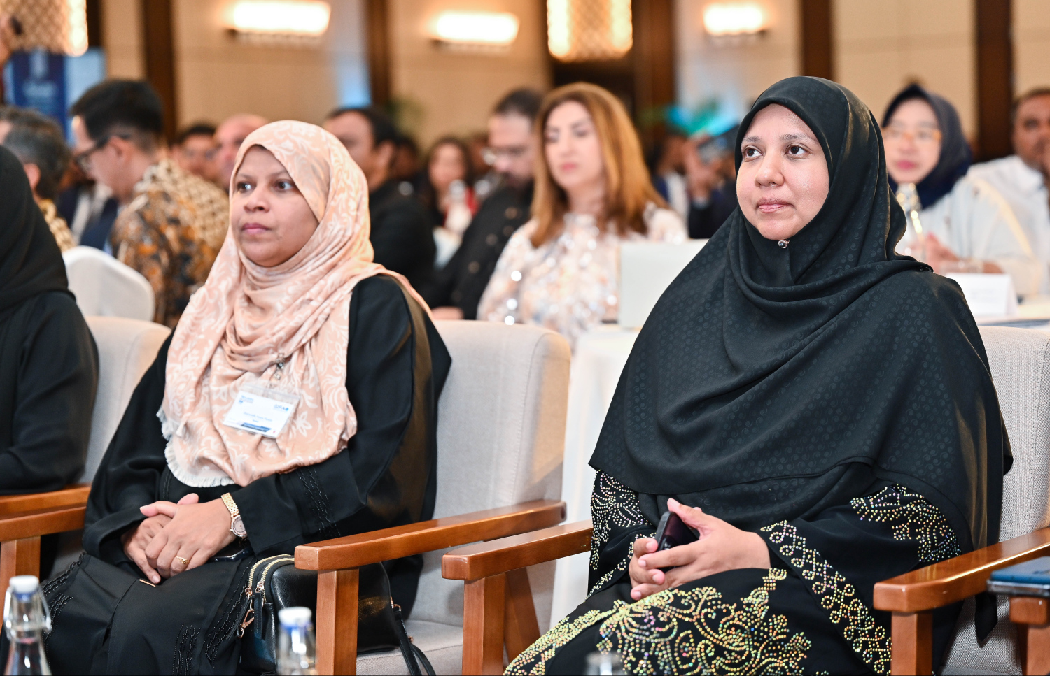 ގްލޯބަލް އިސްލާމިކް ފައިނޭންސް ސަމިޓުގެ ނިންމުމާއި ފައިނޭންސް ދާއިރާގެ ބައެއް ފަރާތްތަކަށް އެވޯޑް ދިނުމަށް ބޭއްވި ރަސްމިއްޔާތުގައި ރައްޔިތުންގެ މަޖިލިހުގެ މެމްބަރު ޑރ. އަނާރާ ނައީމާއި ޑރ އައިޝަތު މުނީޒާ ބައިވެރިވެވަޑައިގަންނަވަނީ -- ފޮޓޯ: ފަޔާޒު މޫސާ | މިހާރު