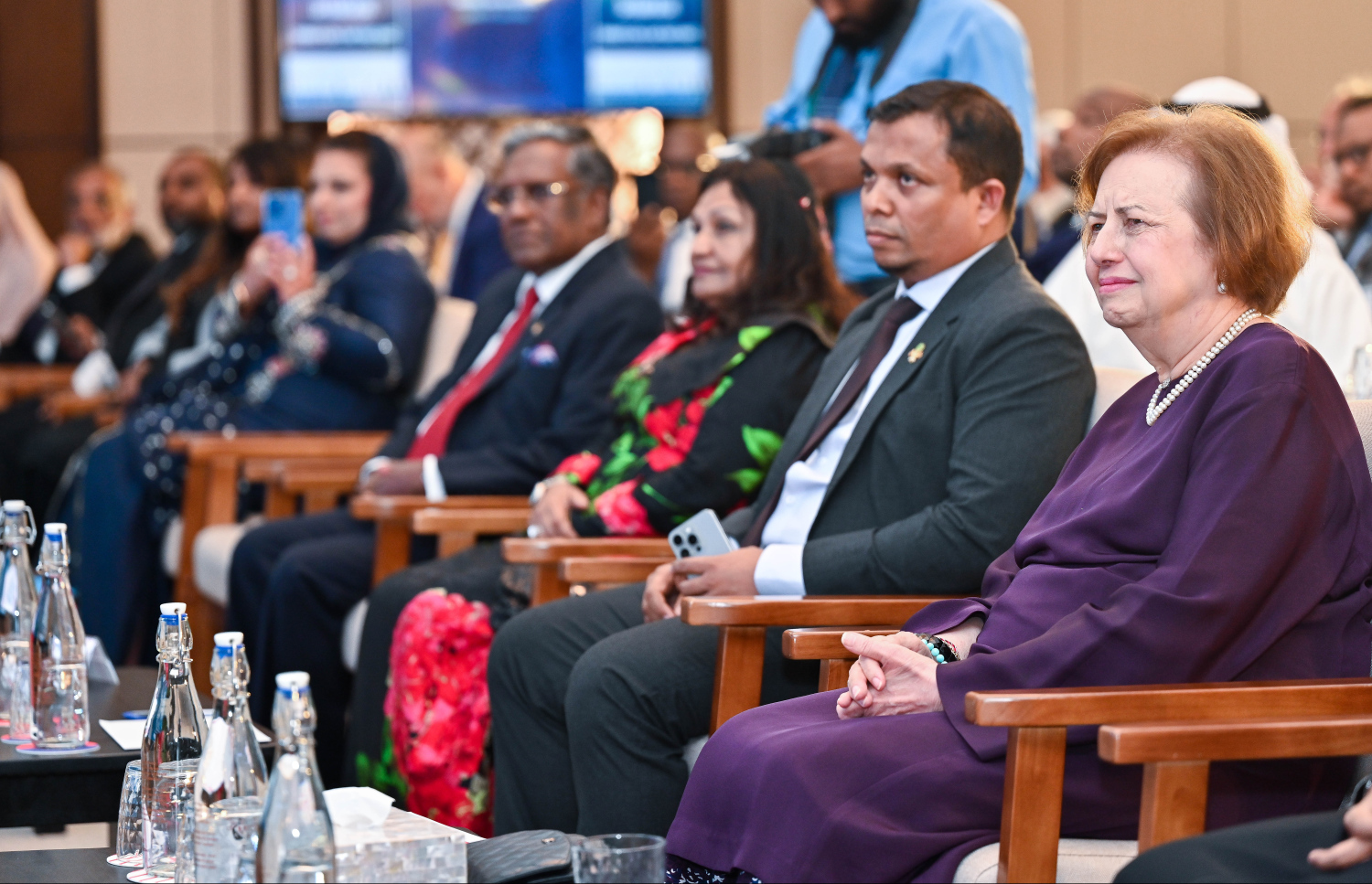 ގްލޯބަލް އިސްލާމިކް ފައިނޭންސް ސަމިޓް 2024 ފެށުމުގެ ރަސްމިއްޔާތުގައި ކުރީގެ ރައީސް ވަހީދުގެ ދެކަނބަލުންނާއި ފިނޭންސް މިނިސްޓަރު ޝަފީގު އަދި ބައެއް އެހެން ބޭފުޅުން ބައިވެރިވެވަޑައިގަންނަވަނީ.---ފޮޓޯ: ފަޔާޒު މޫސާ|މިހާރު